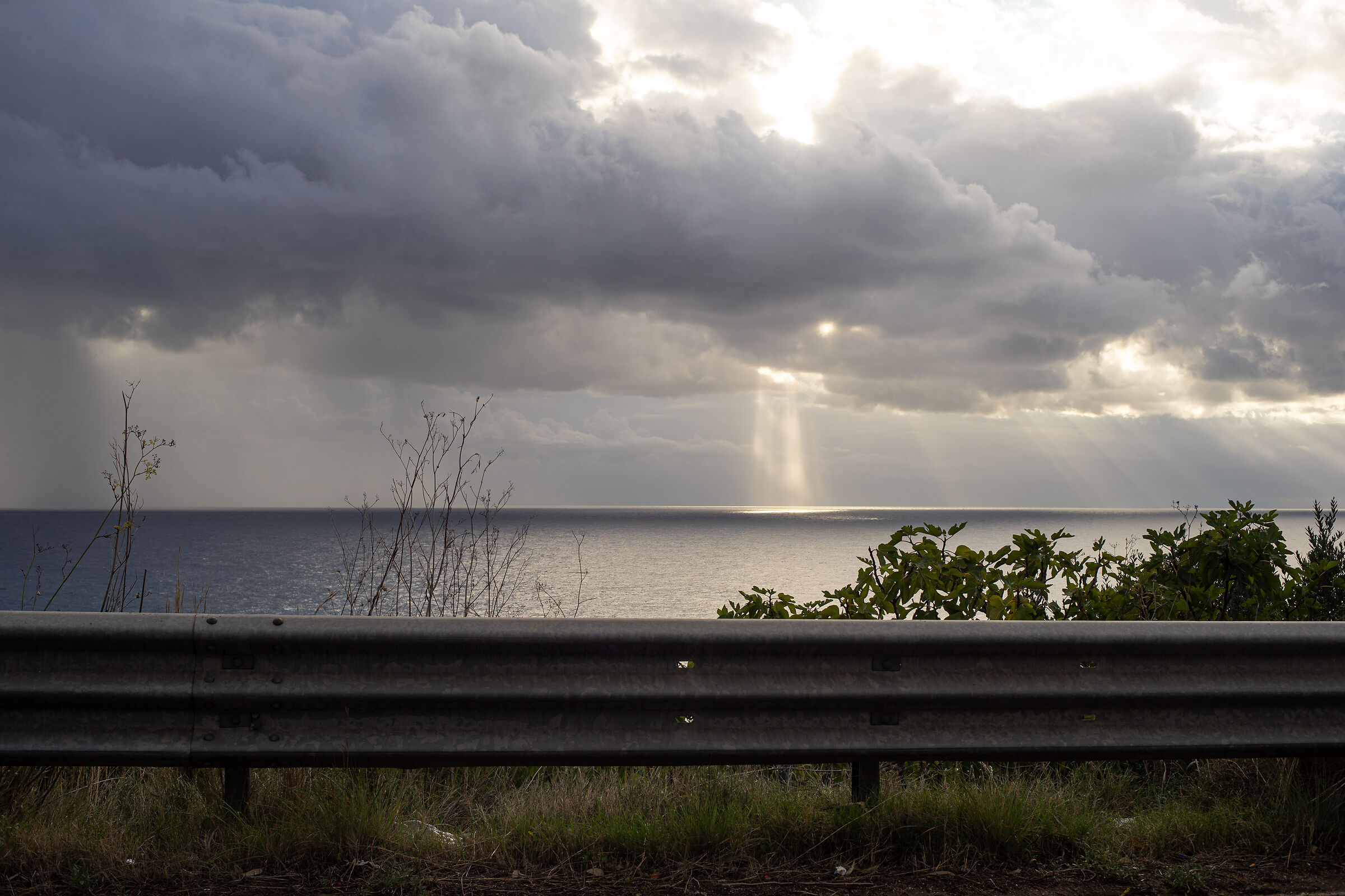 Quando il sole buca cielo e mare