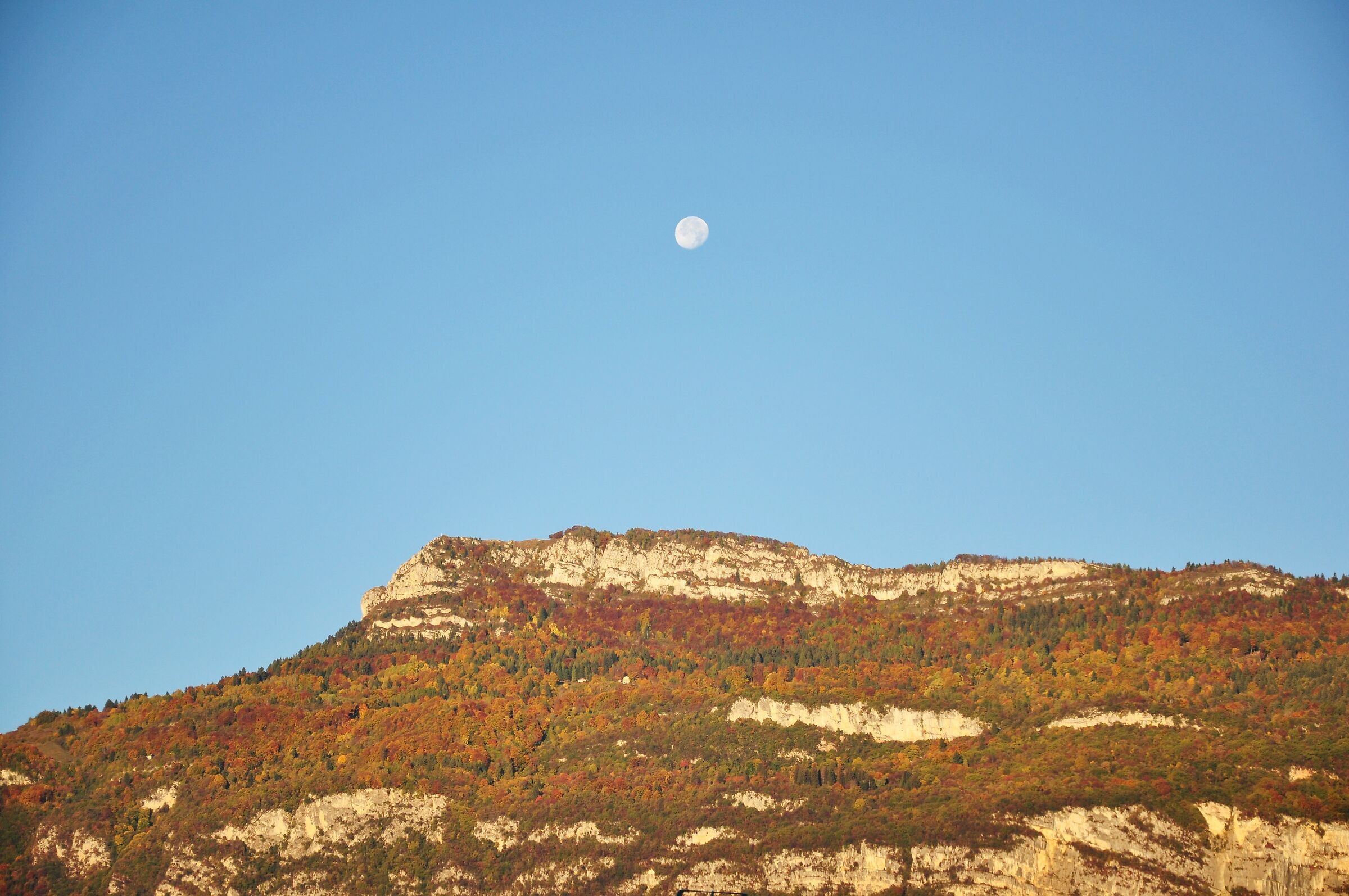La Luna che controlla la montagna con i suoi  colori