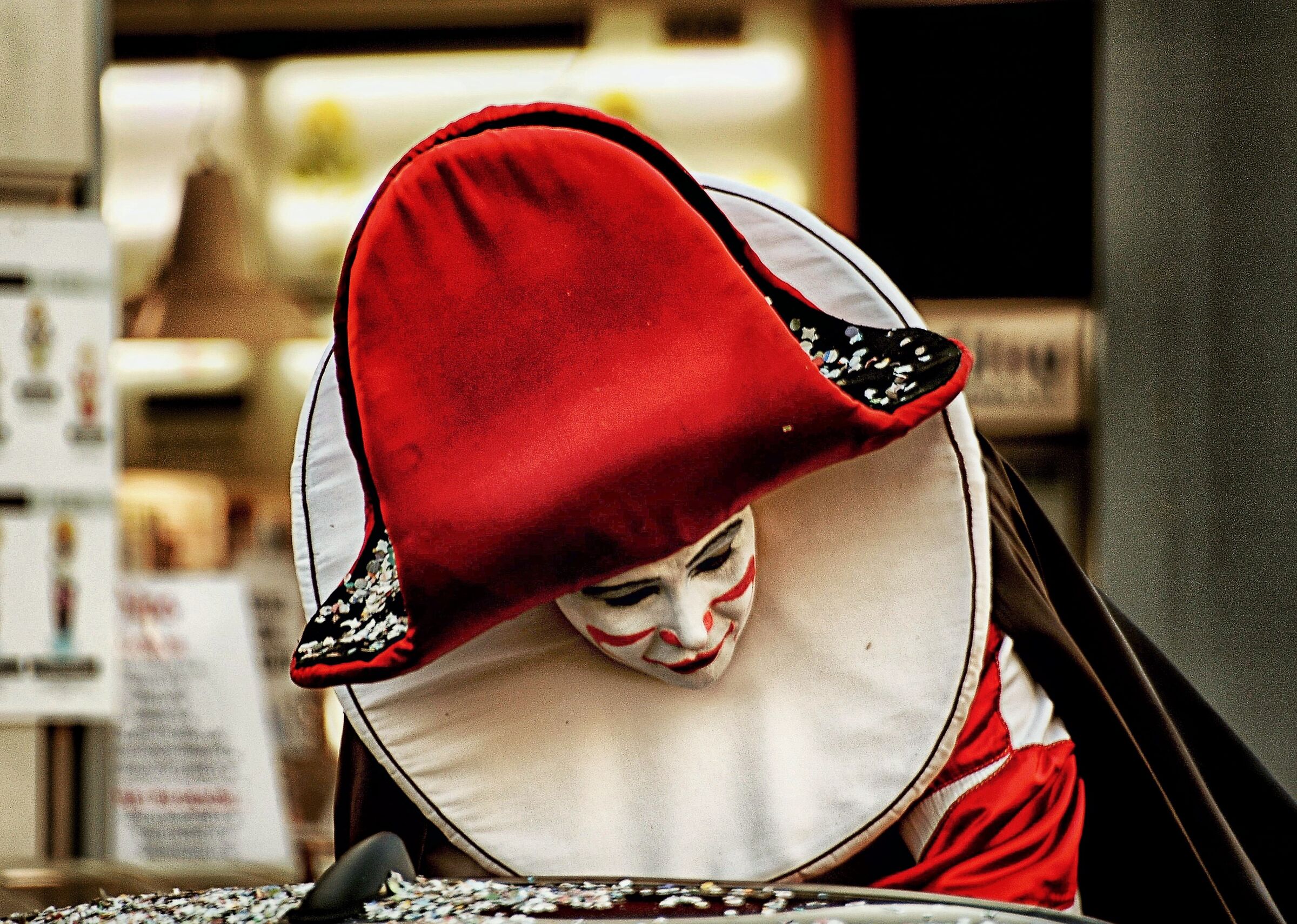 Dietro quella maschera c'è un uomo........