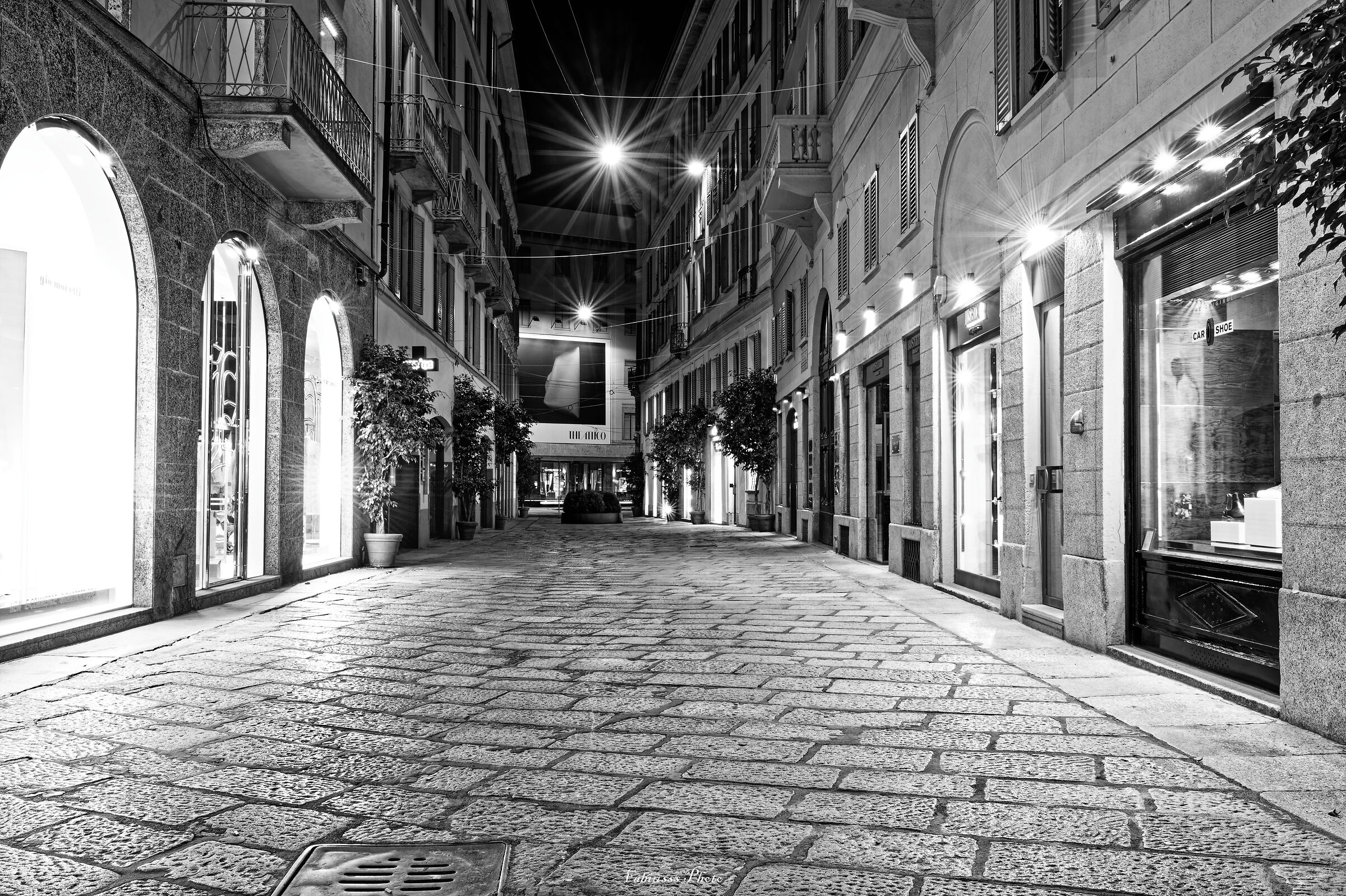 Via della Spiga di notte