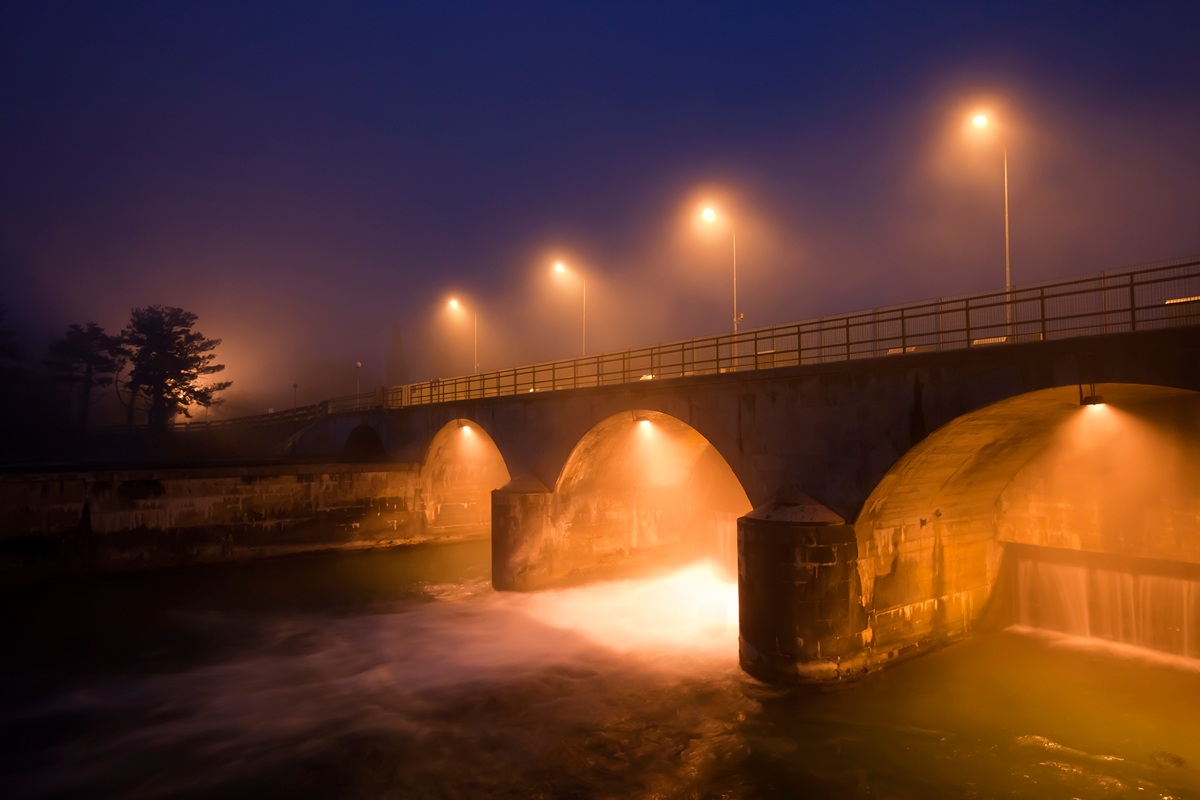 Dam on the Mincio shrouded in fog