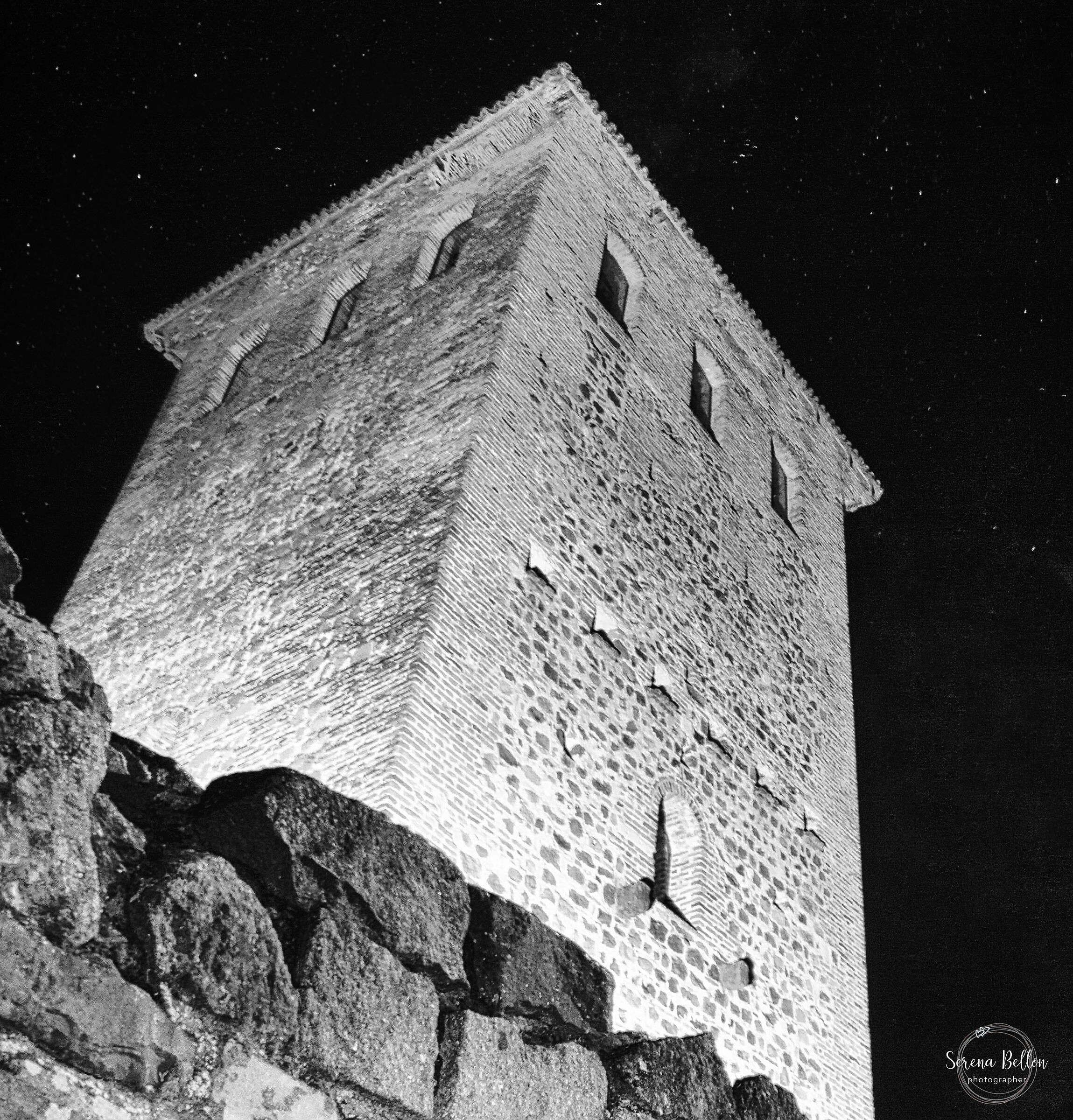 la torre sotto le stelle
