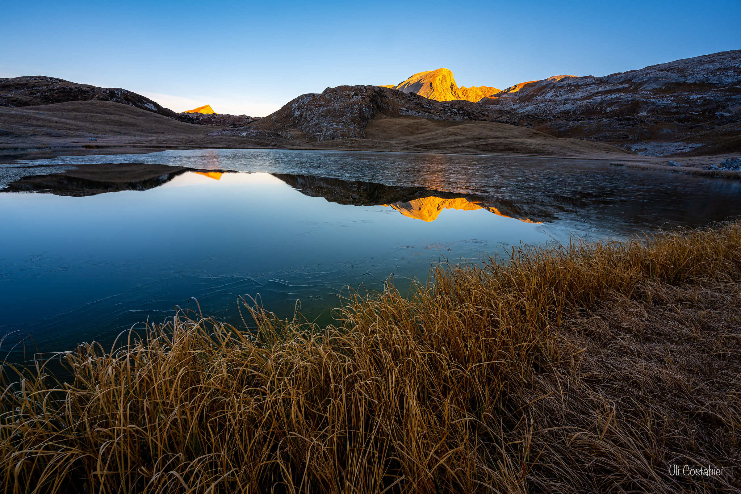 Sas dla Porta is reflected in Lake Fosses