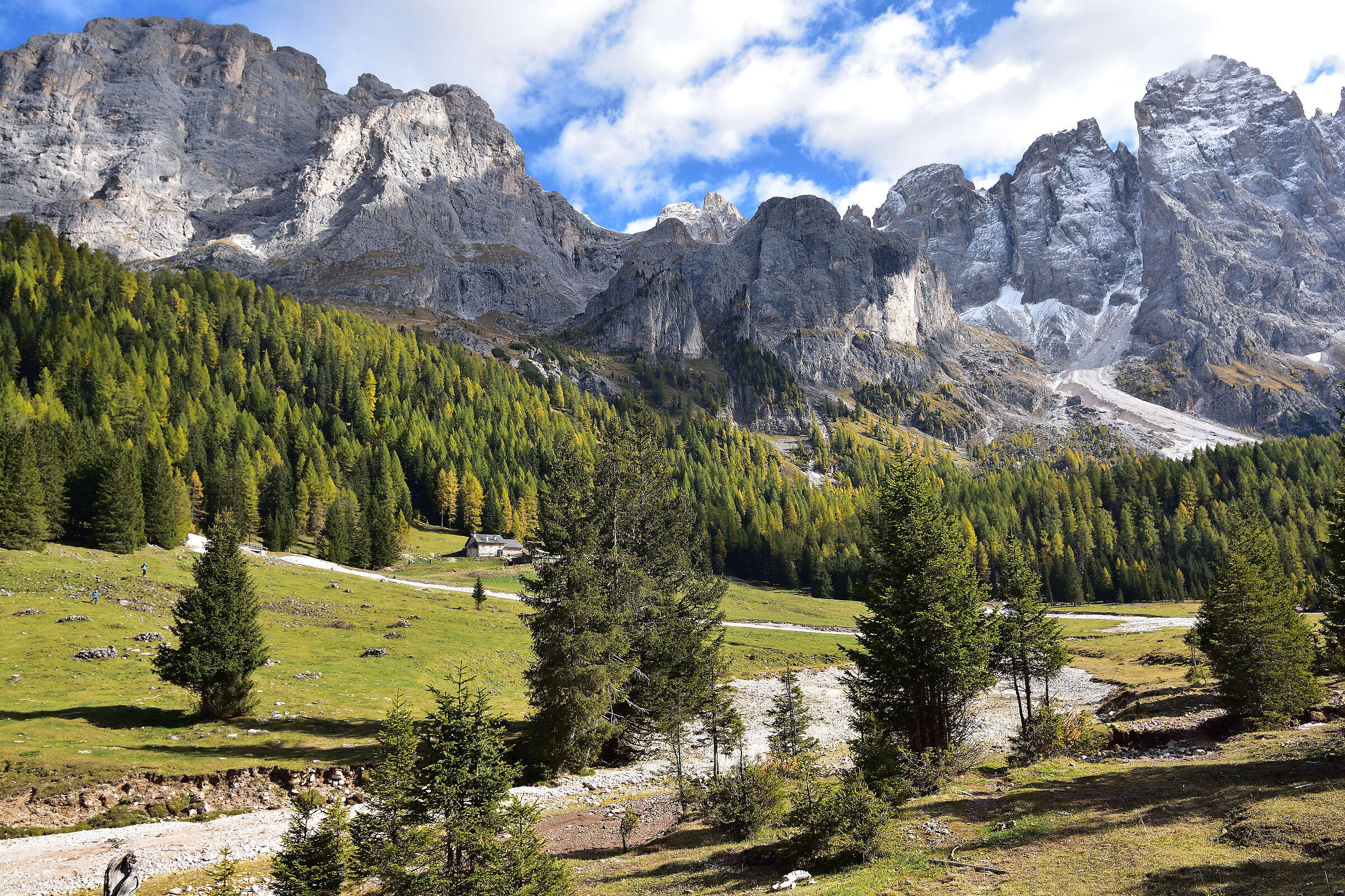 Una piccola malga al cospetto delle grandi Pale