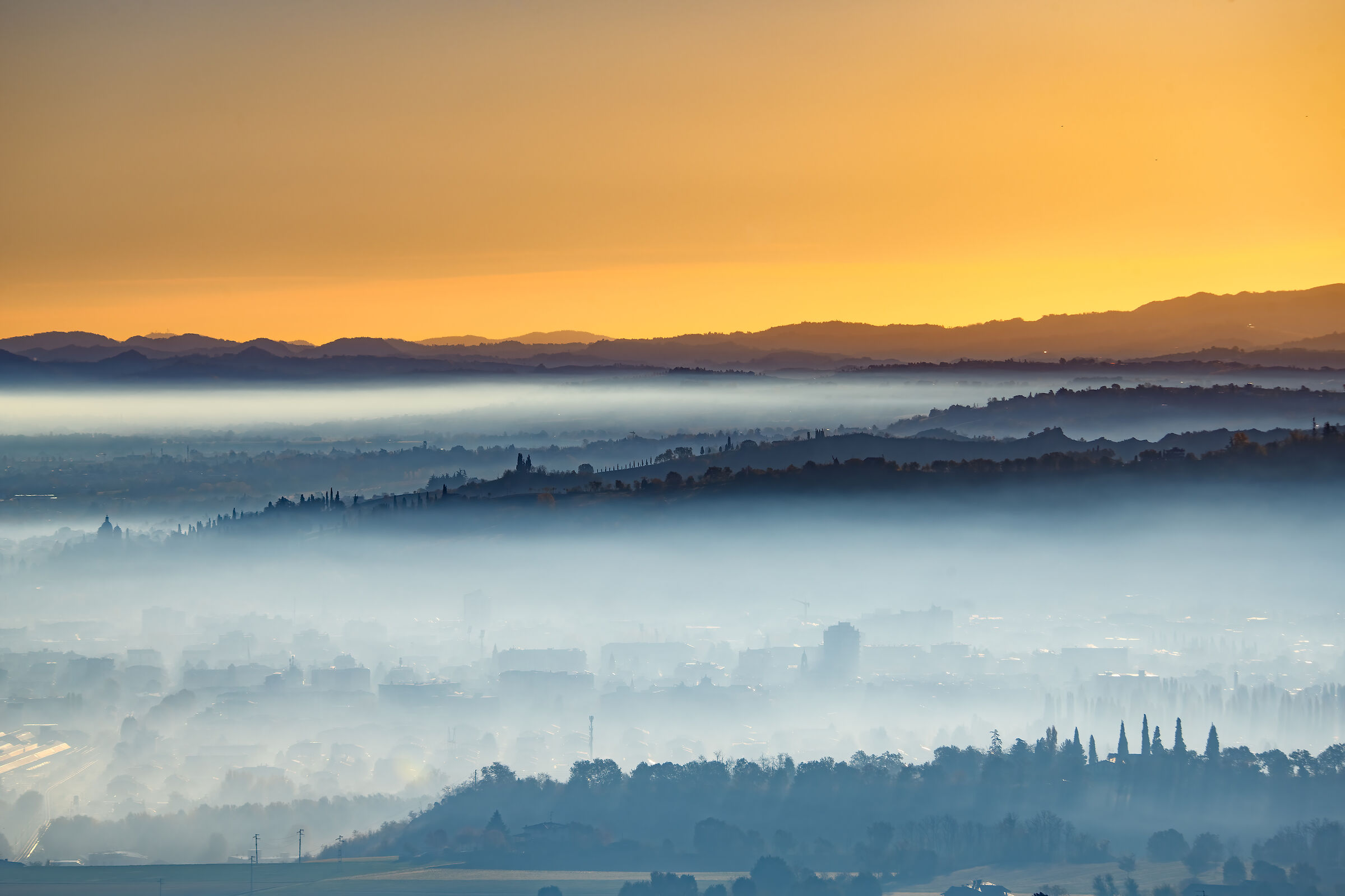 Le prime nebbie sulla valle del Secchia