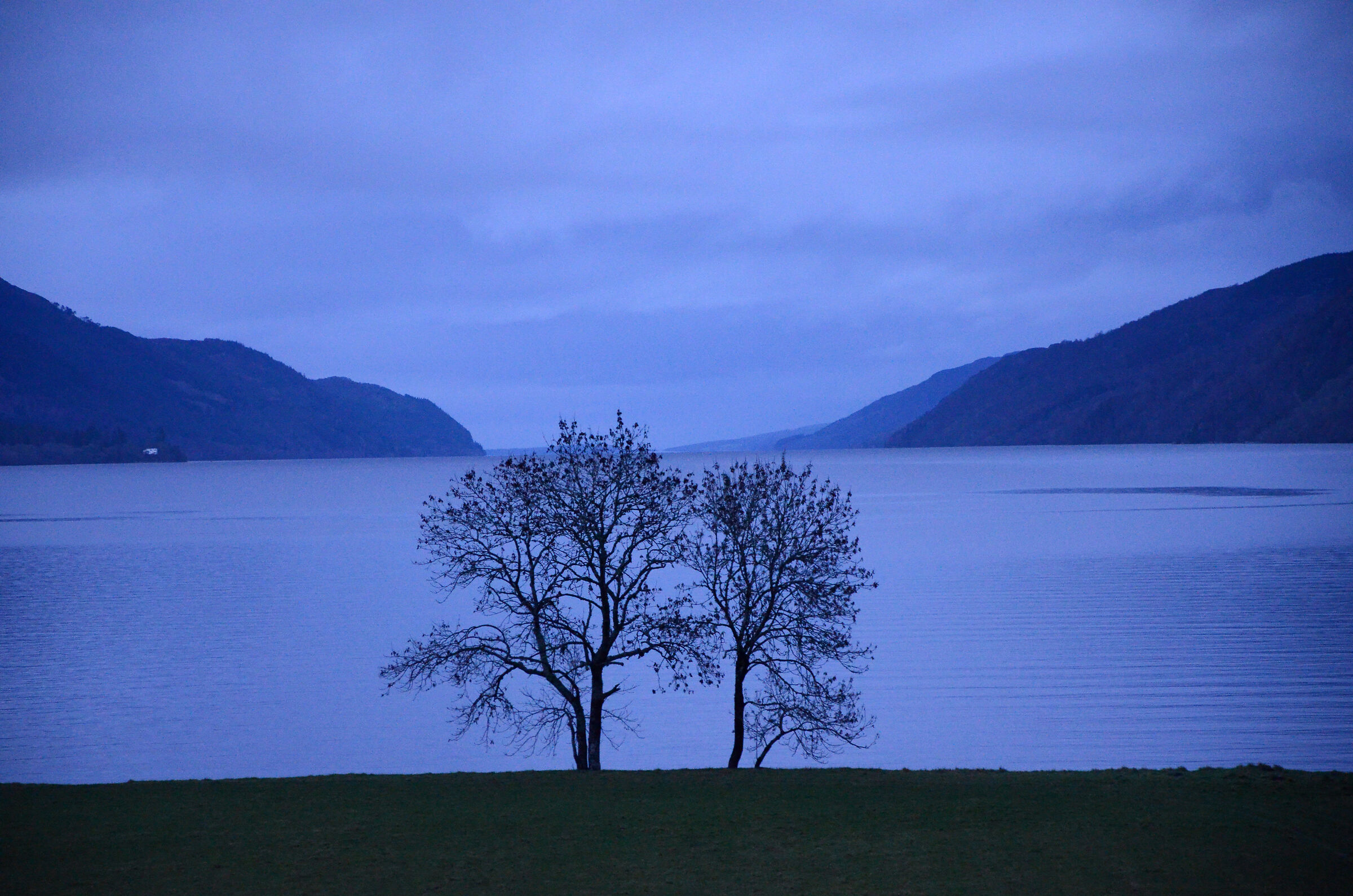 Lago di Loch Ness in un tramonto gelido