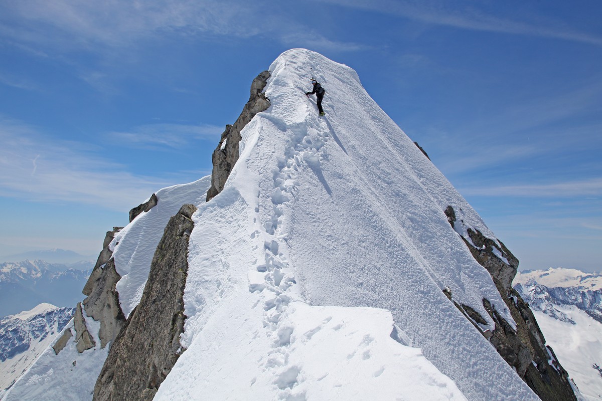 Alpinista in vetta al Carè Alto