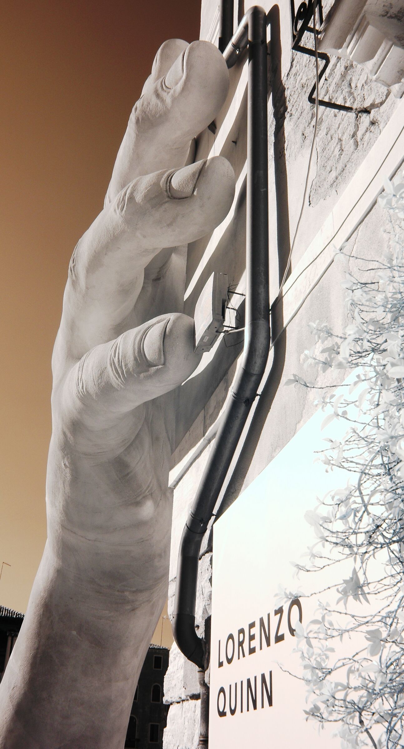 La mano di Lorenzo Quinn a Venezia I