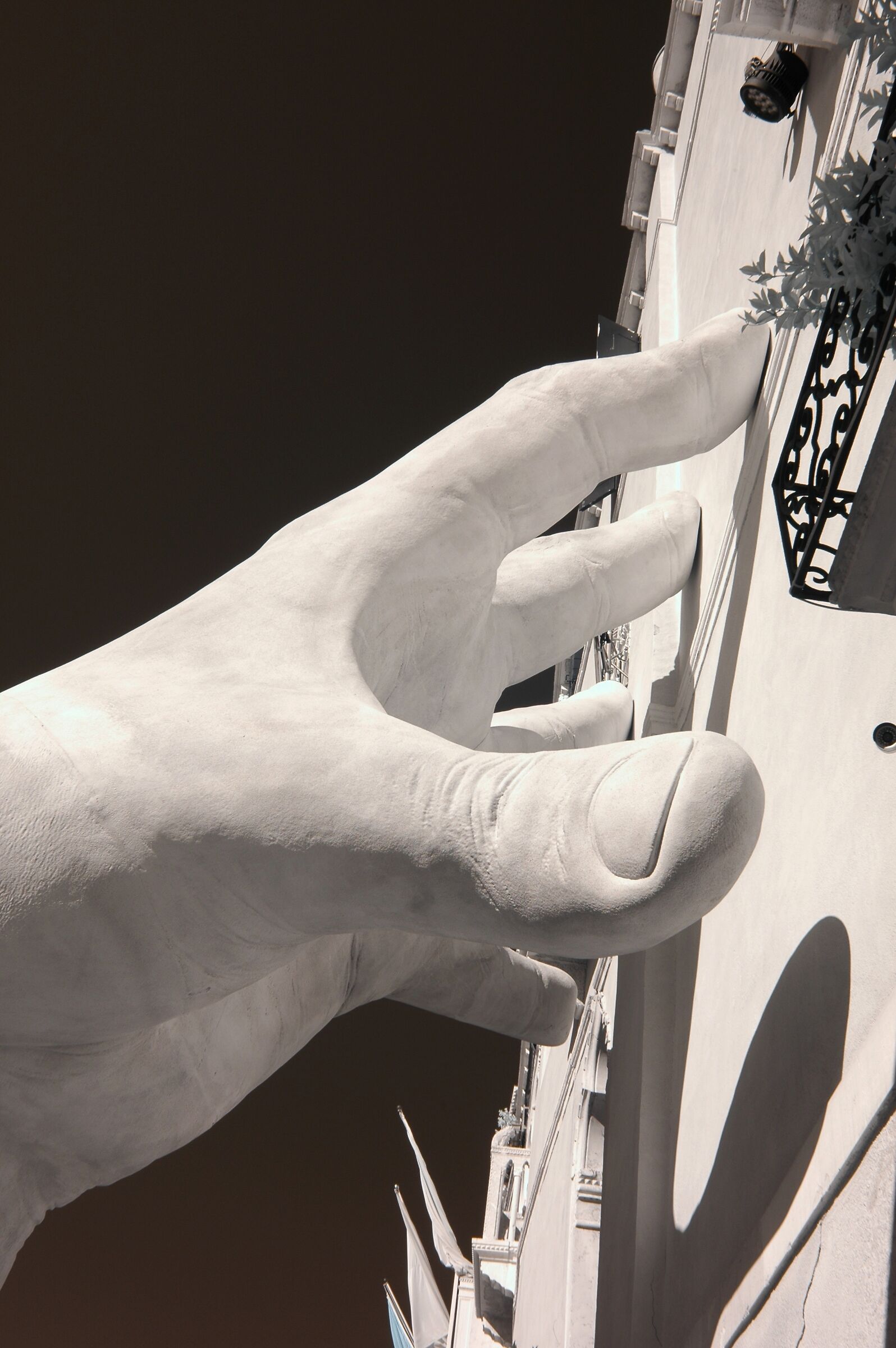 La mano di Lorenzo Quinn II