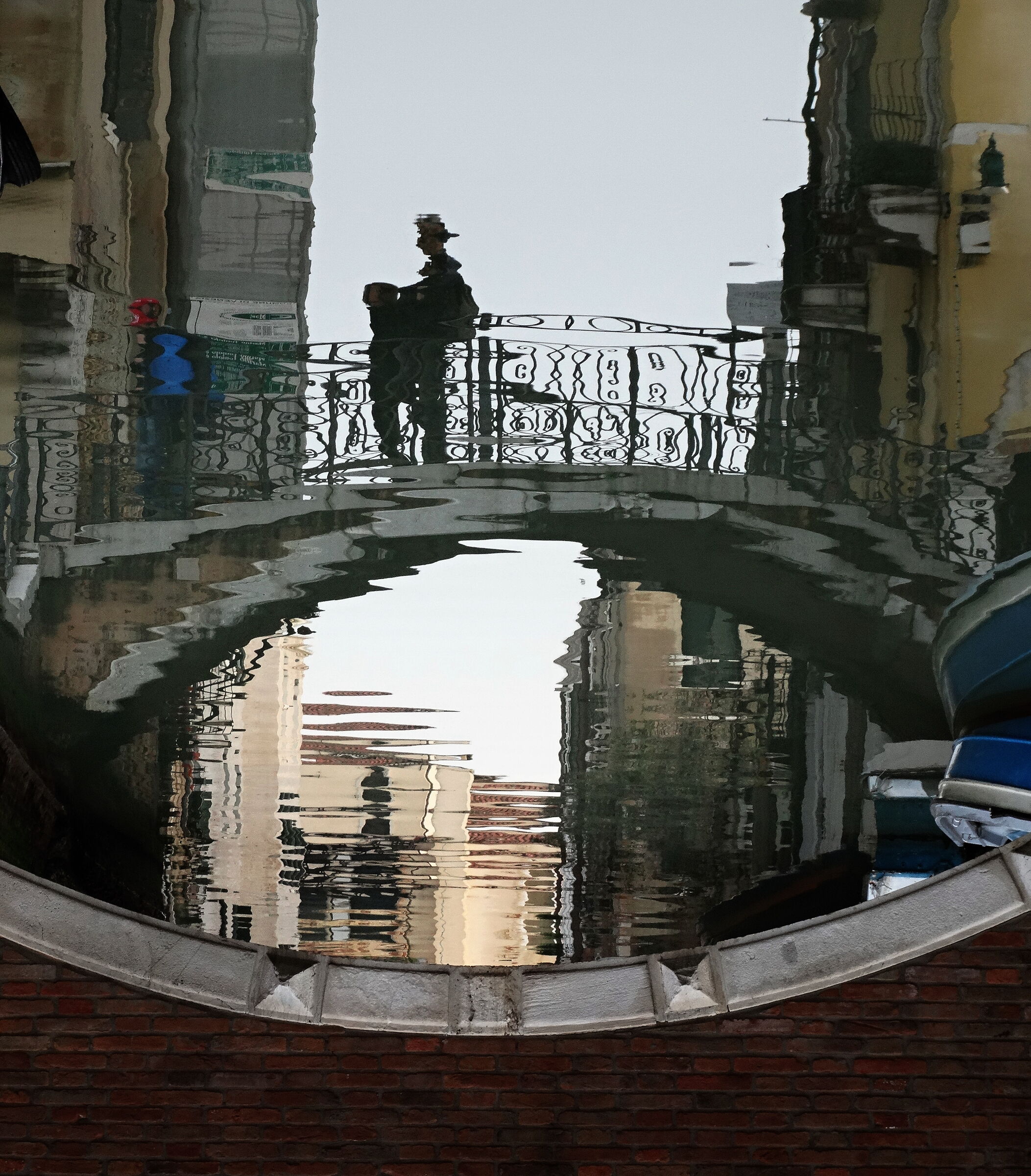 Riflesso da un ponte di Venezia