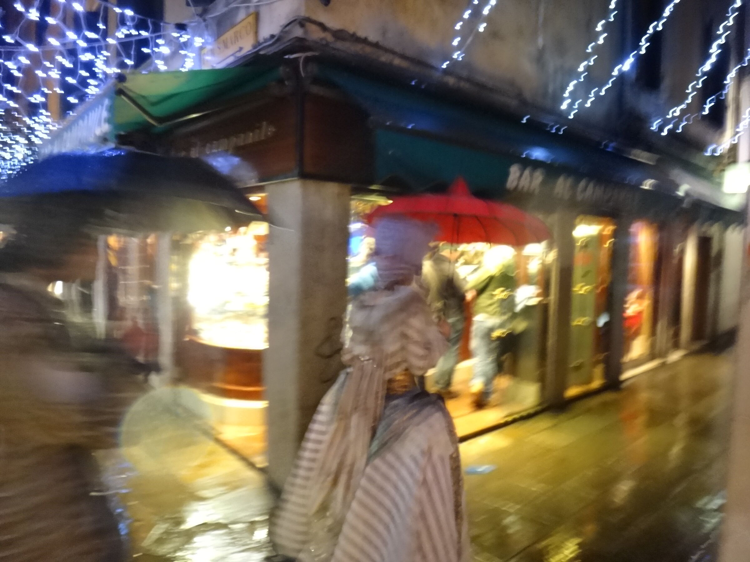 Mascherina che corre sotto la pioggia