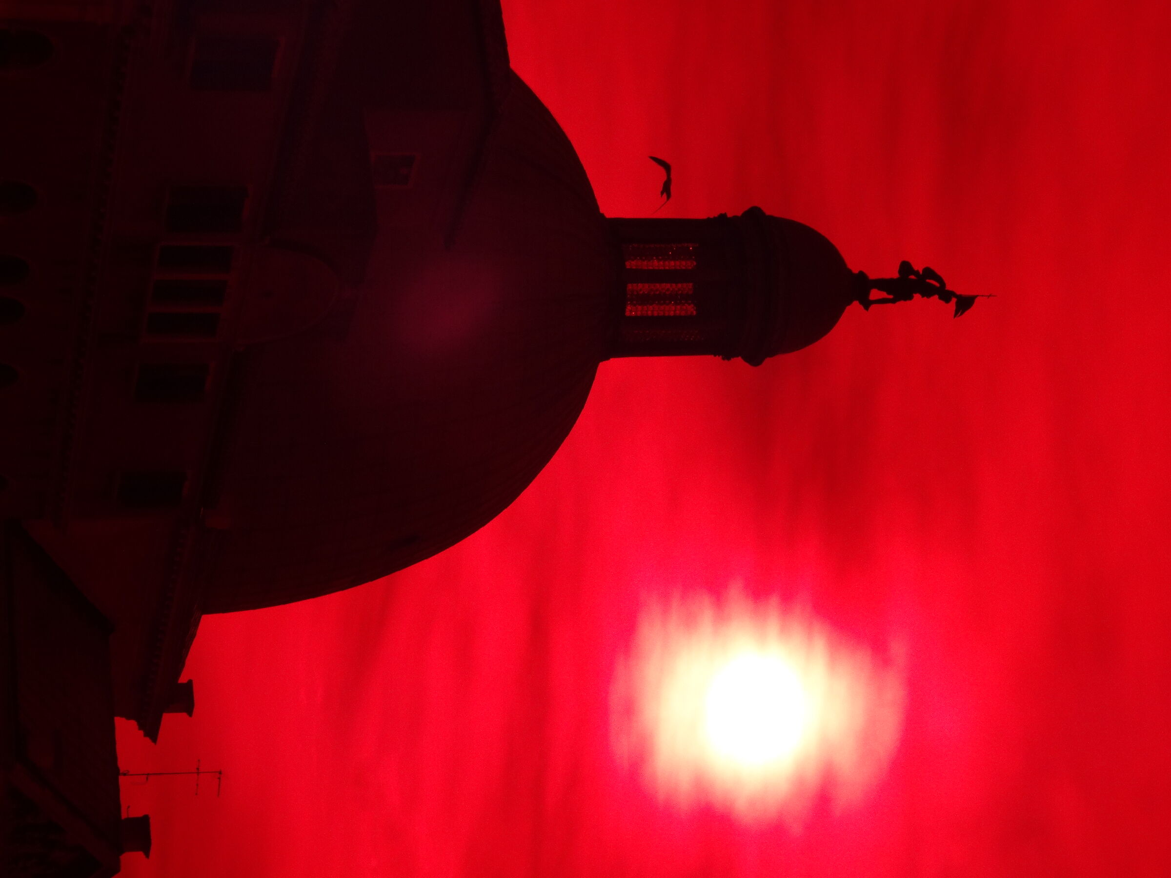 Filtro rosso su cupola veneziana