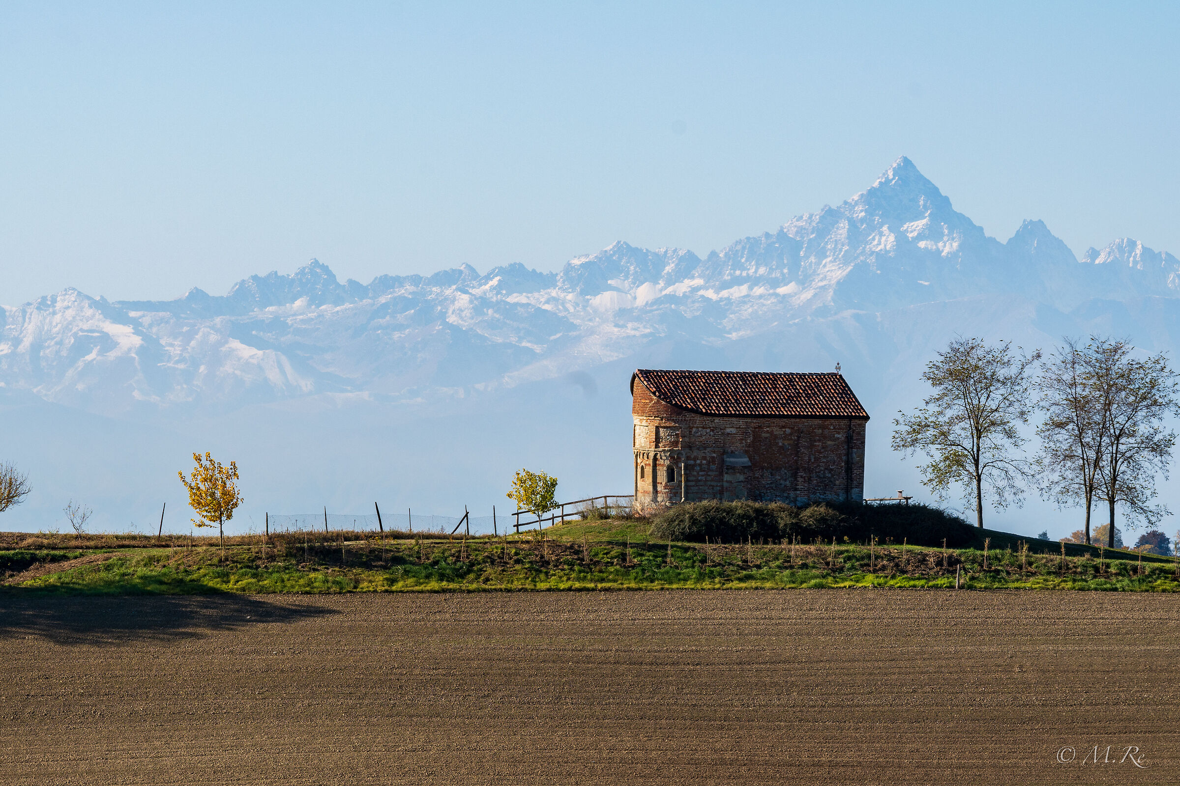 Chiesetta romanica e Monviso