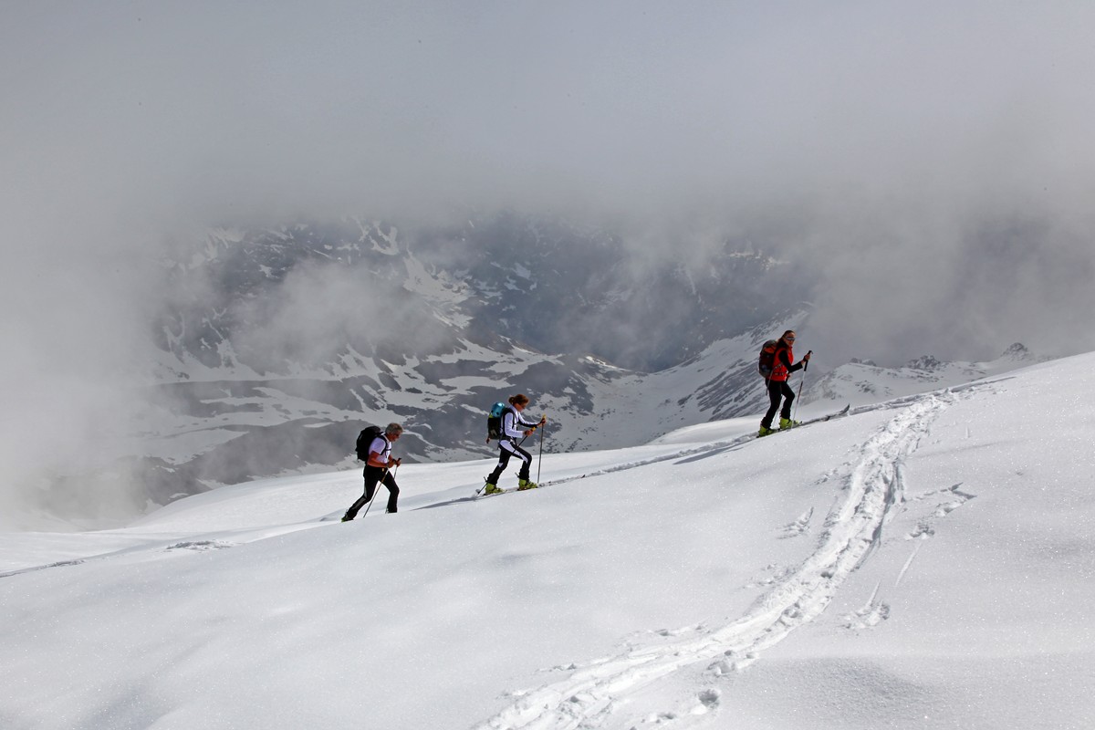 Scialpinisti incorniciati dalla nebbia