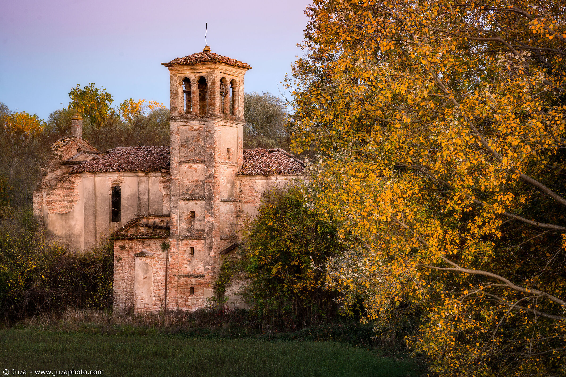 La chiesa di Rigosa, d'autunno
