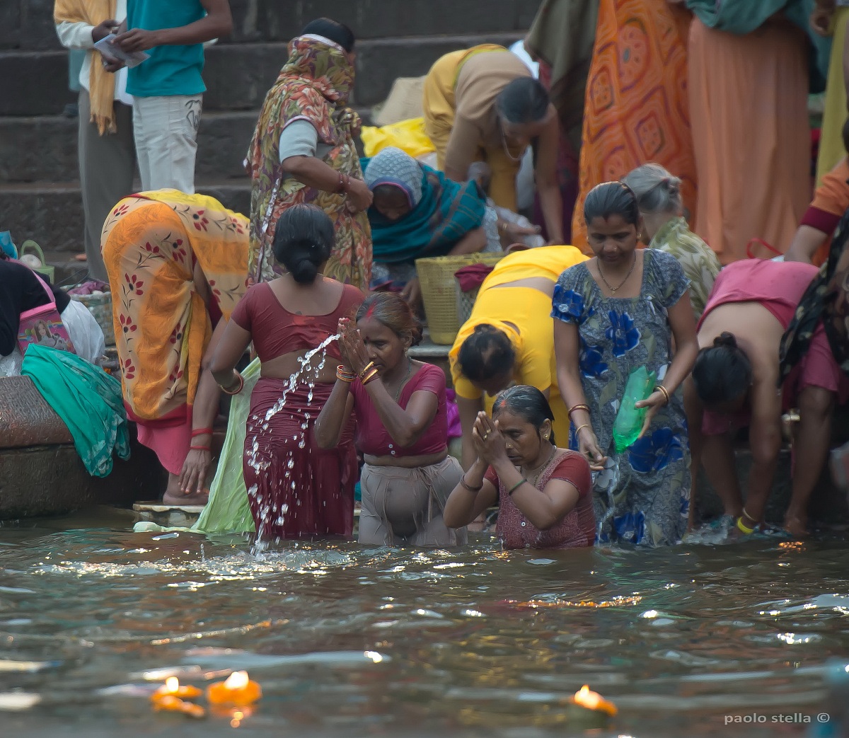 women's pray at the sunrise