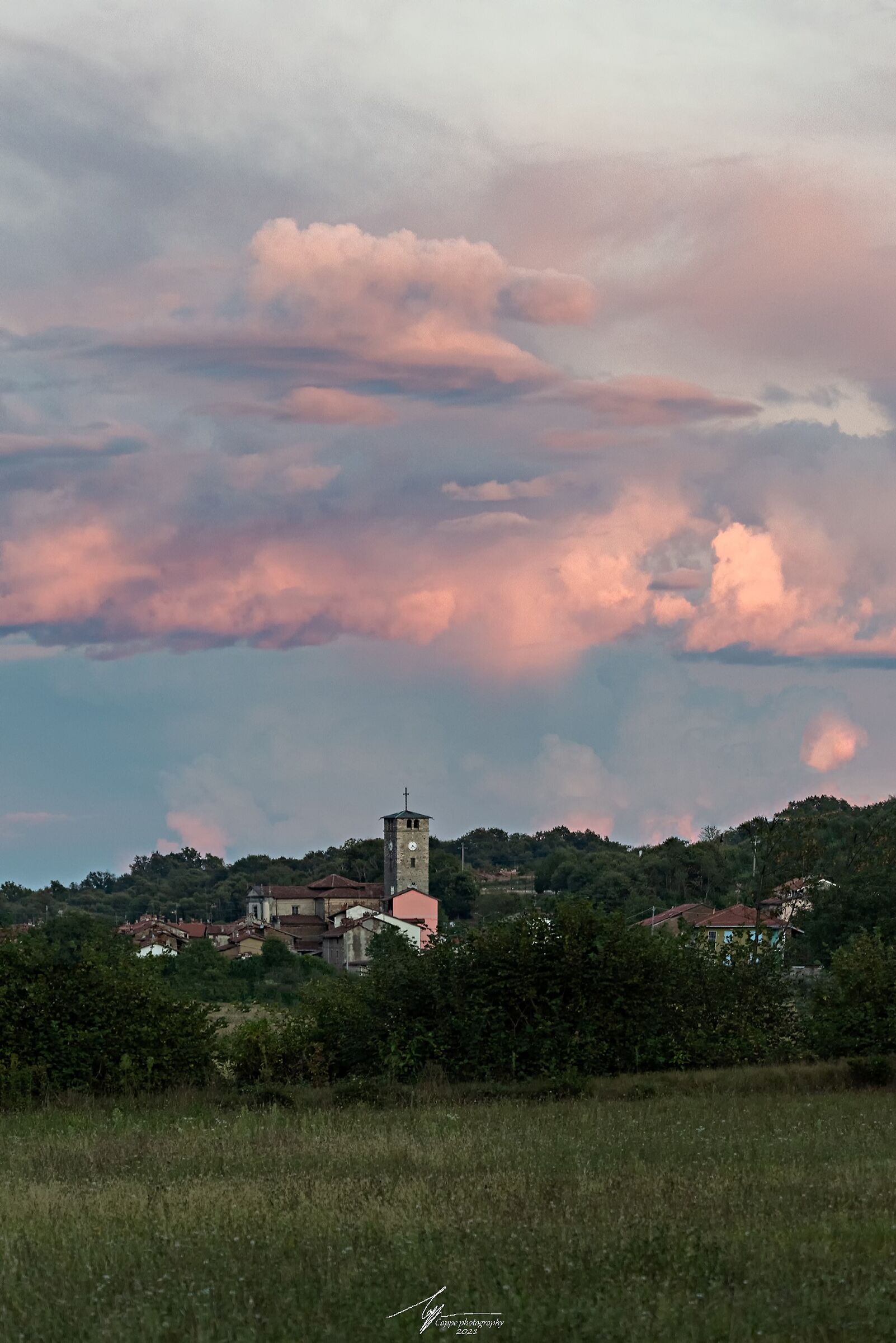 Il centro abitato di Zimone (bi) visto dai prati