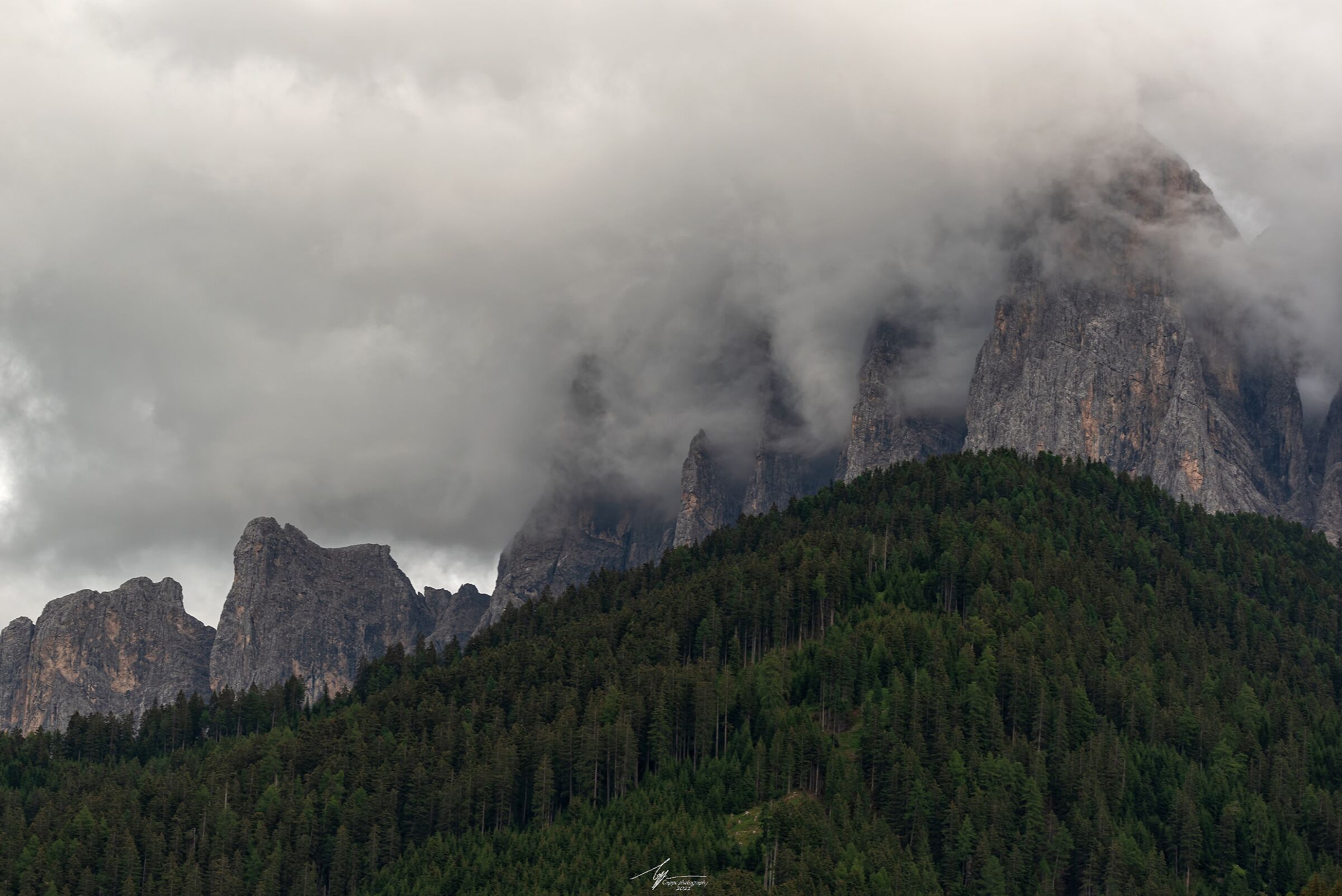 Particolare del Gruppo delle Odle coperte dalle nuvole