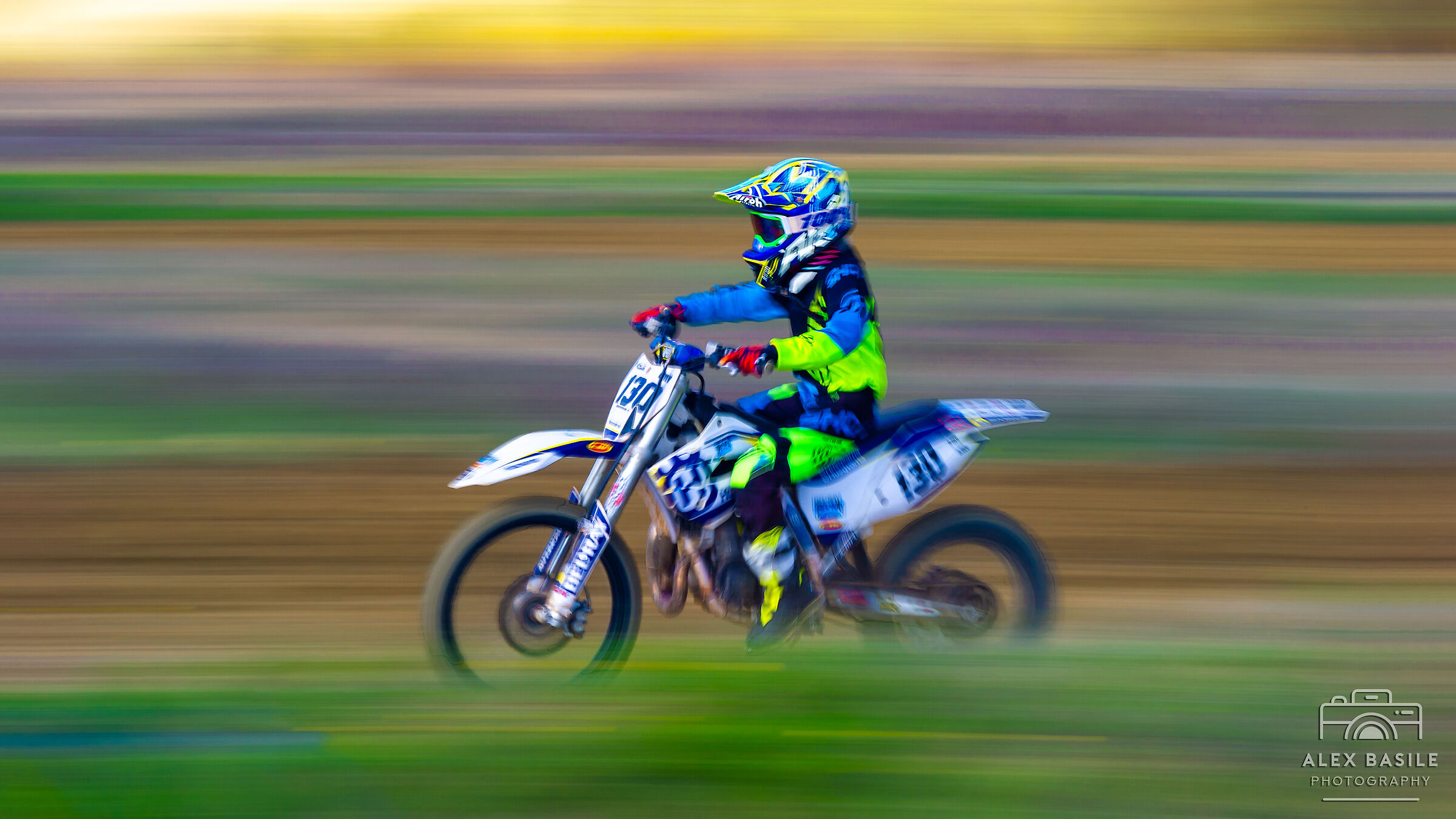 Minimoto in una scia di colori...