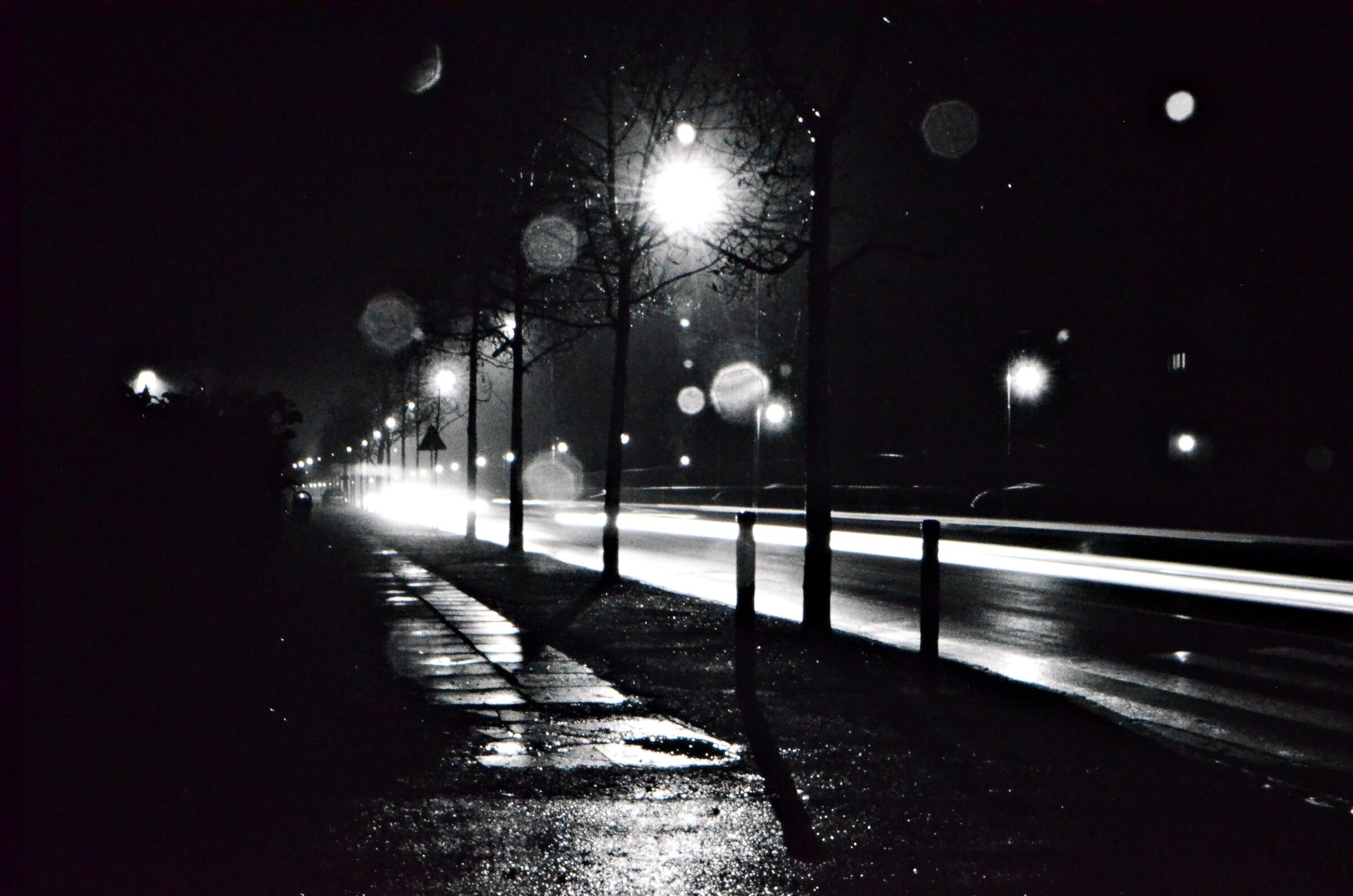 Pioggia in Via Tirandi, a Brescia, di notte