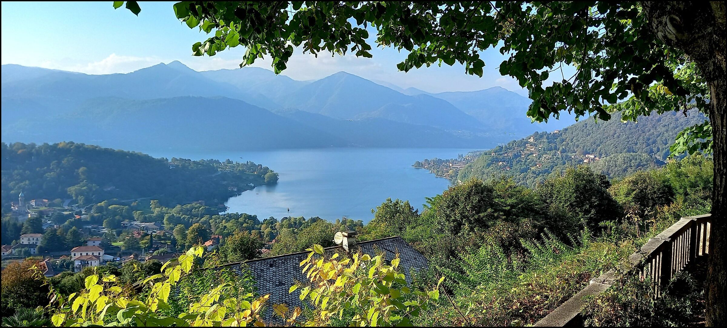 Il Lago d'Orta in una giornata di foschia.