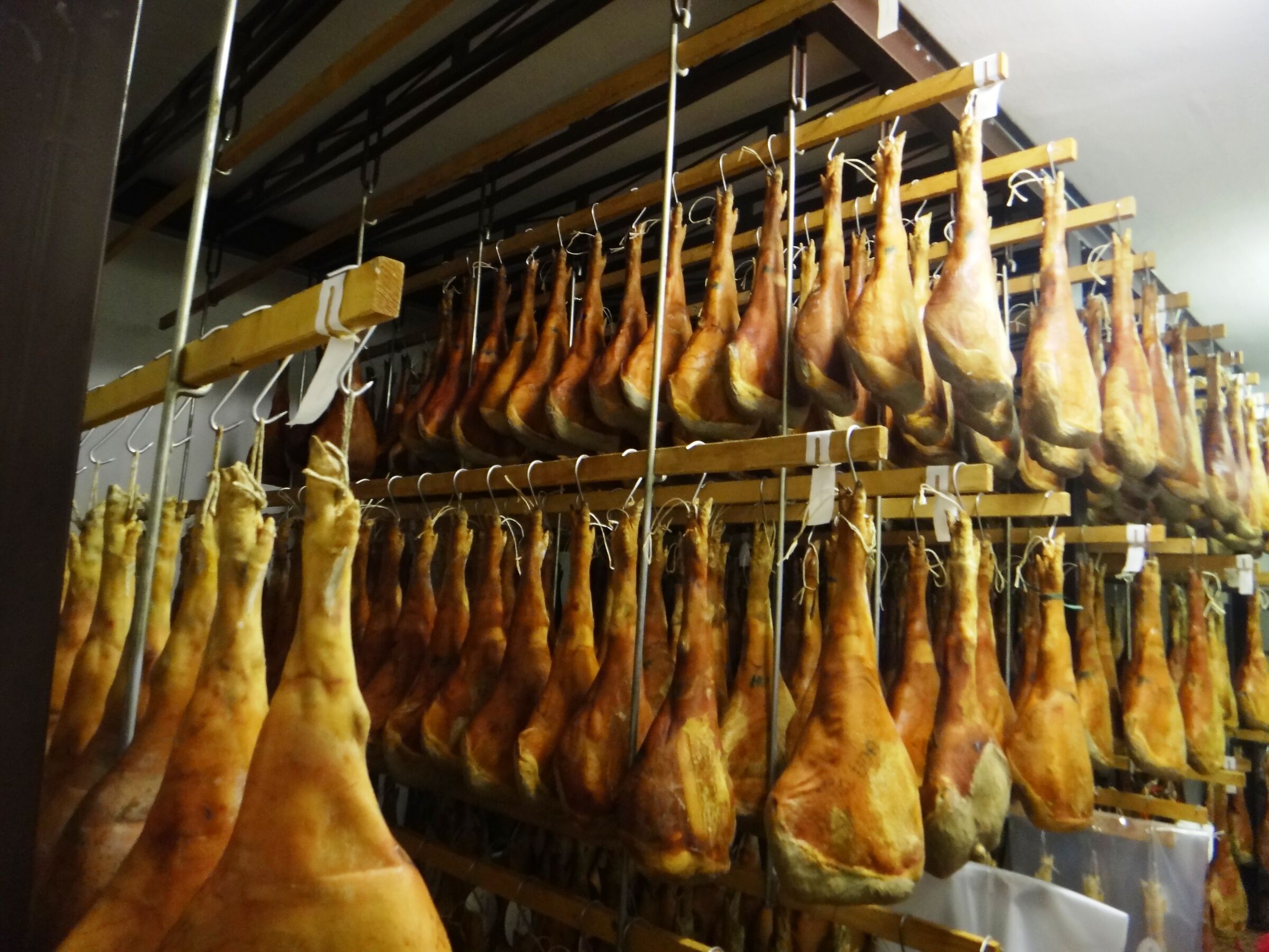 Stagionatura dei prosciutti a Cormons