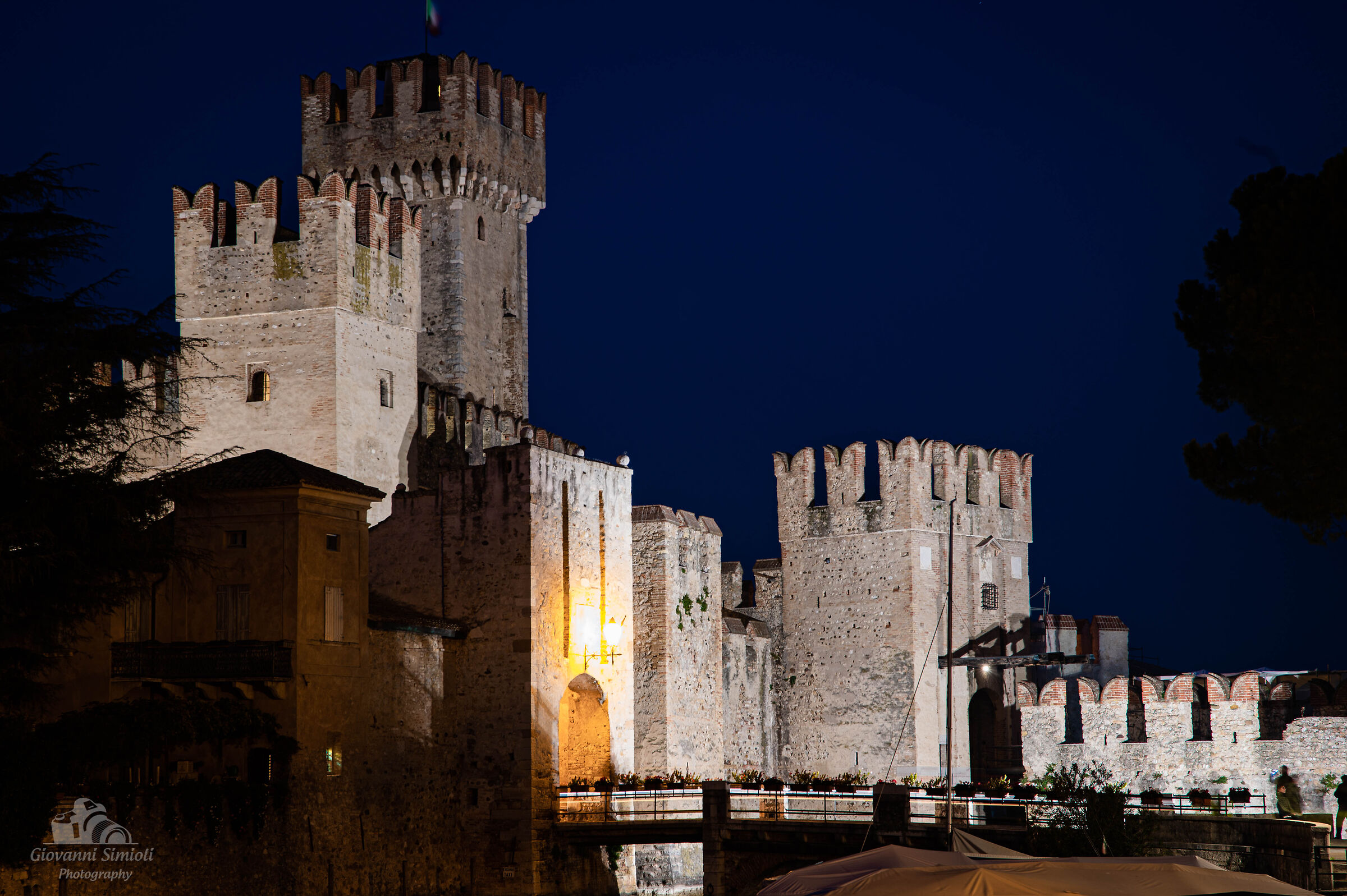 Notturna del castello di Sirmione sul lago di Garda