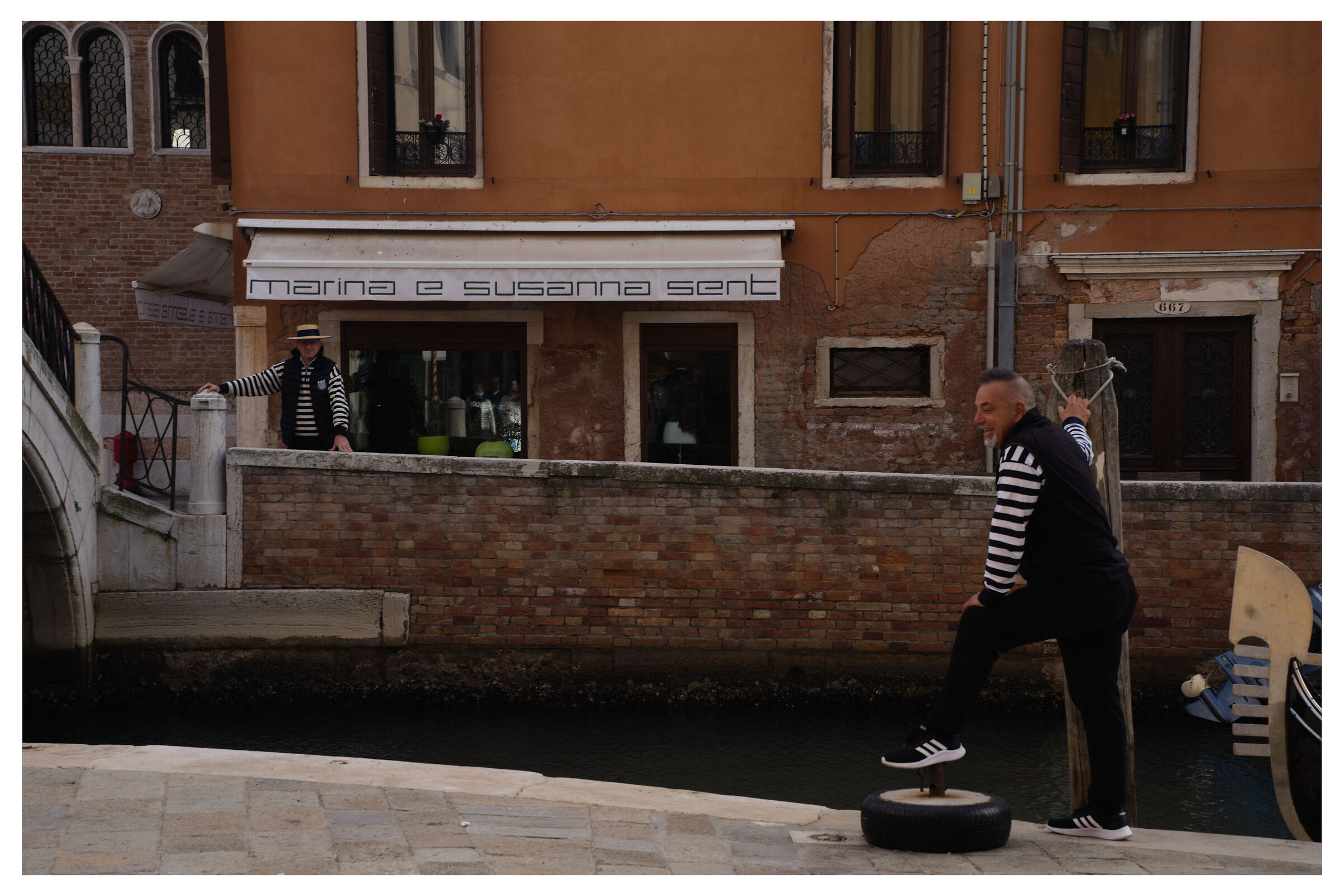 The gondoliers, waiting for customers