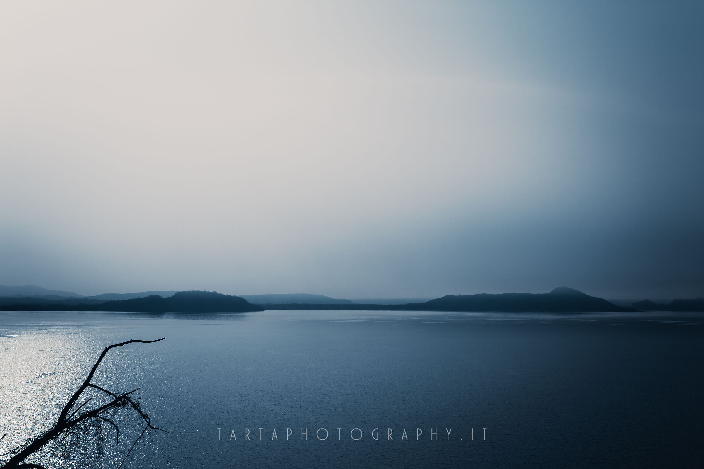 La nebbia scivola sulle calme acque del Lago Maggiore