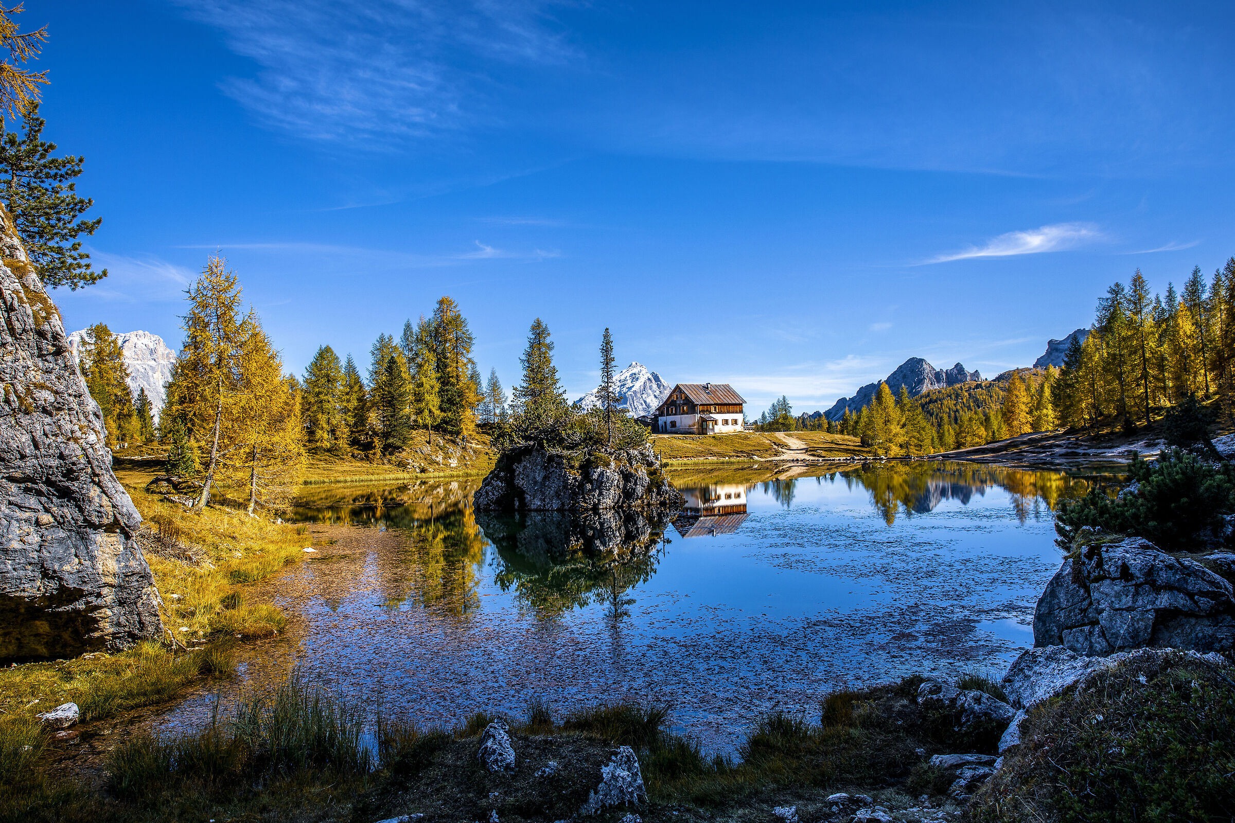 Un rifugio sul lago