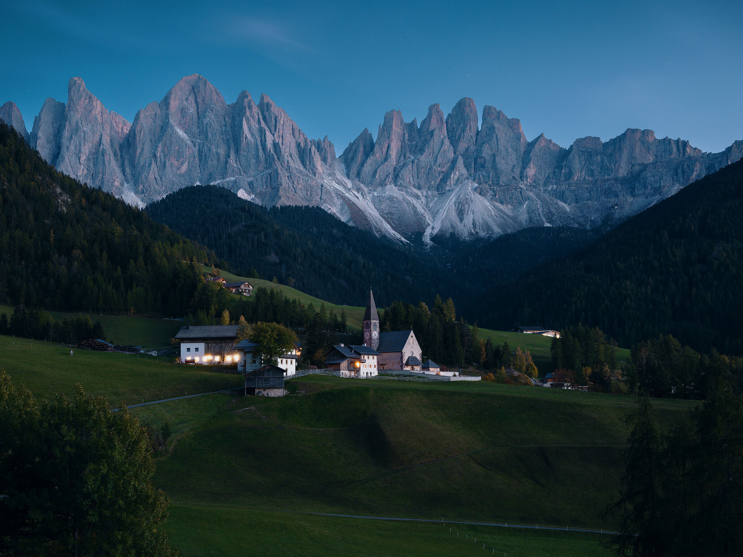 Cala la sera in Val di Funes