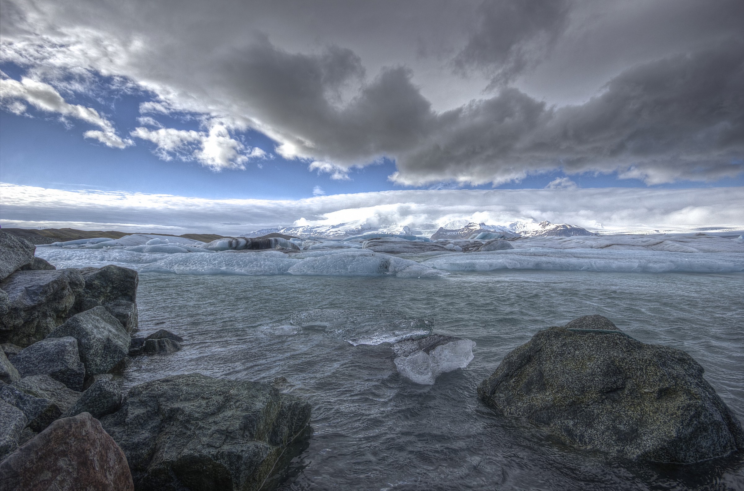 Icebergs from glacier