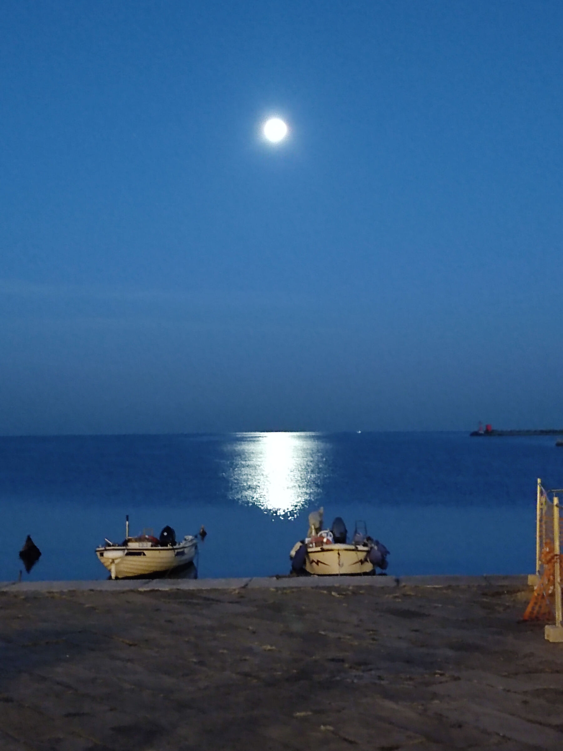 la luna si riflette sul mare