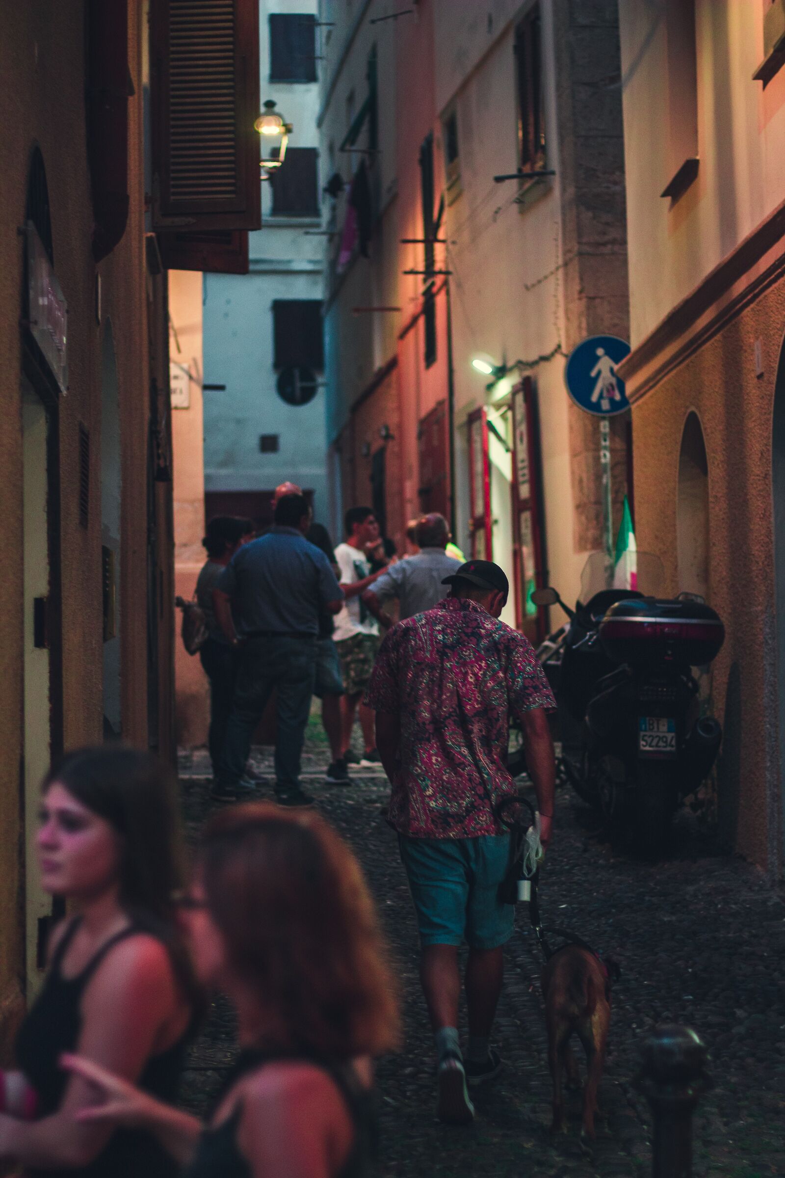 "alley"