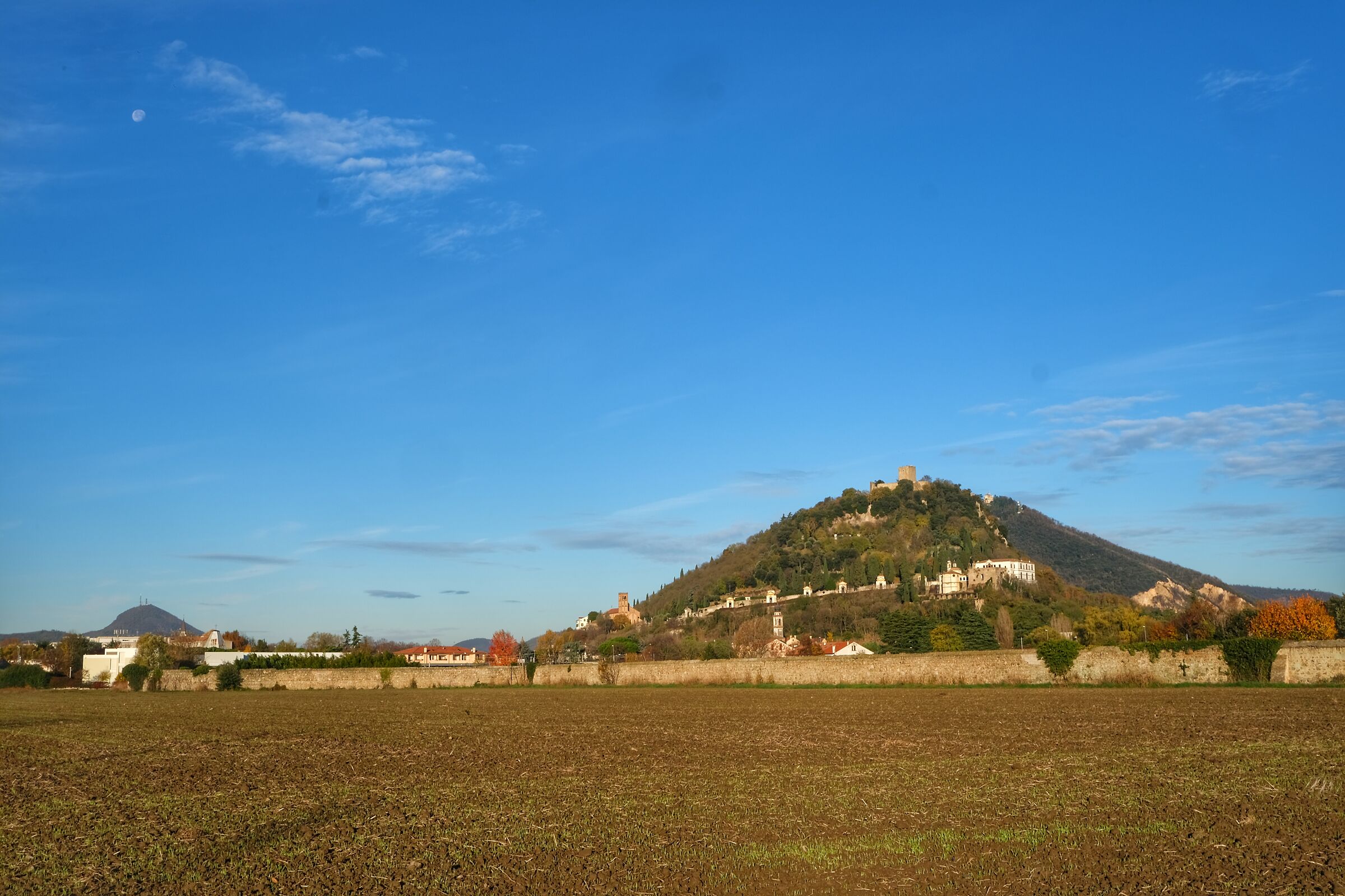 Il colle di Monselice con Luna gibbosa calante