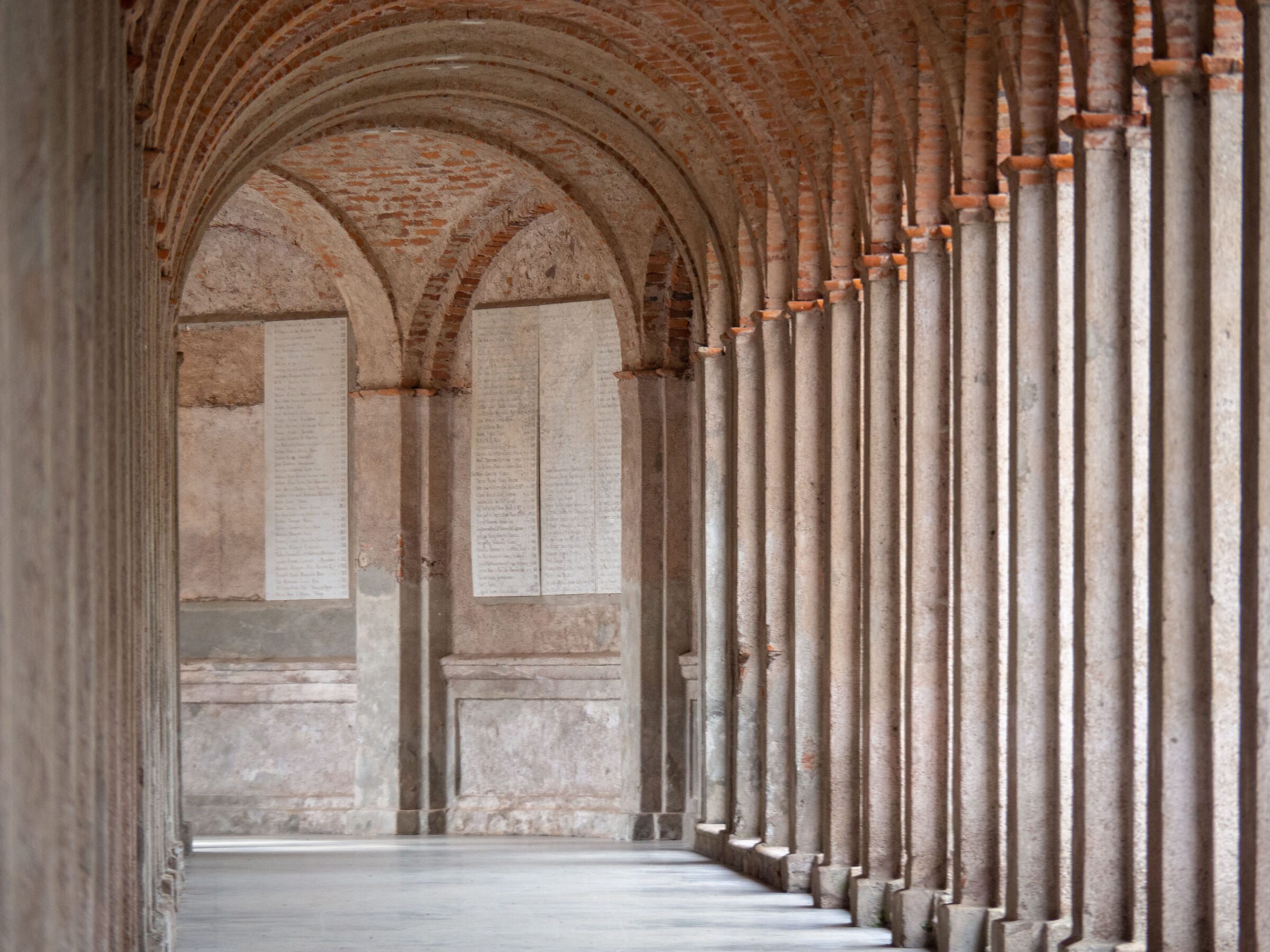 Porticato con fuga d'archi