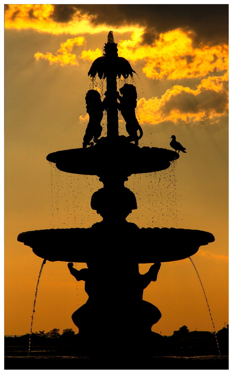 Sunset over the fountain of Palazzo dei Priori_2