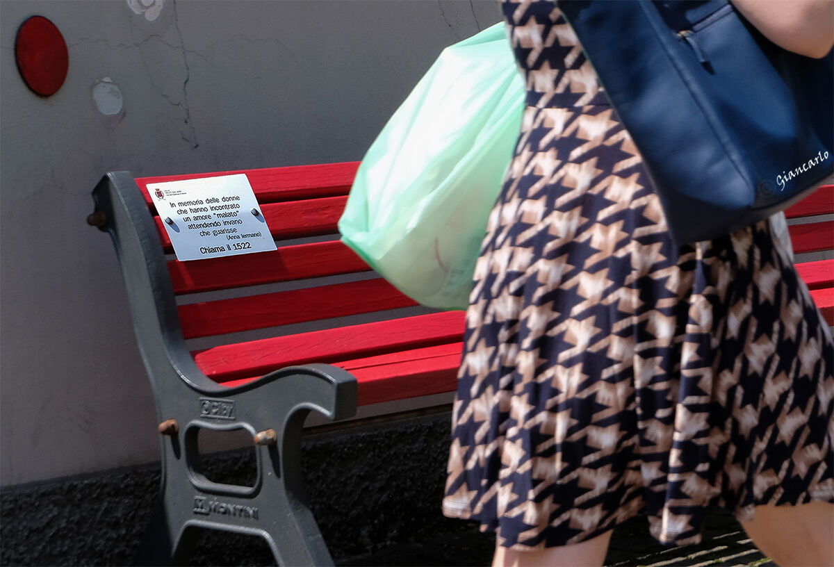 in memoria delle donne il messaggio e la panchina