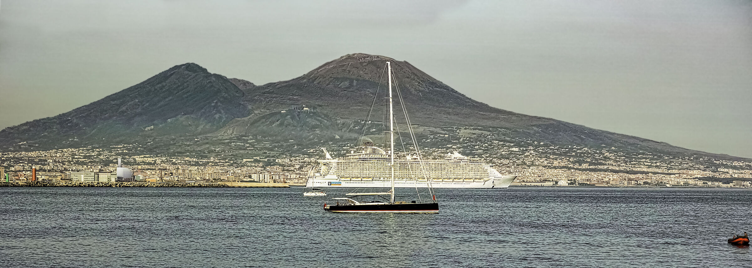 Nave condominio+nave unifamiliare e location intrigante