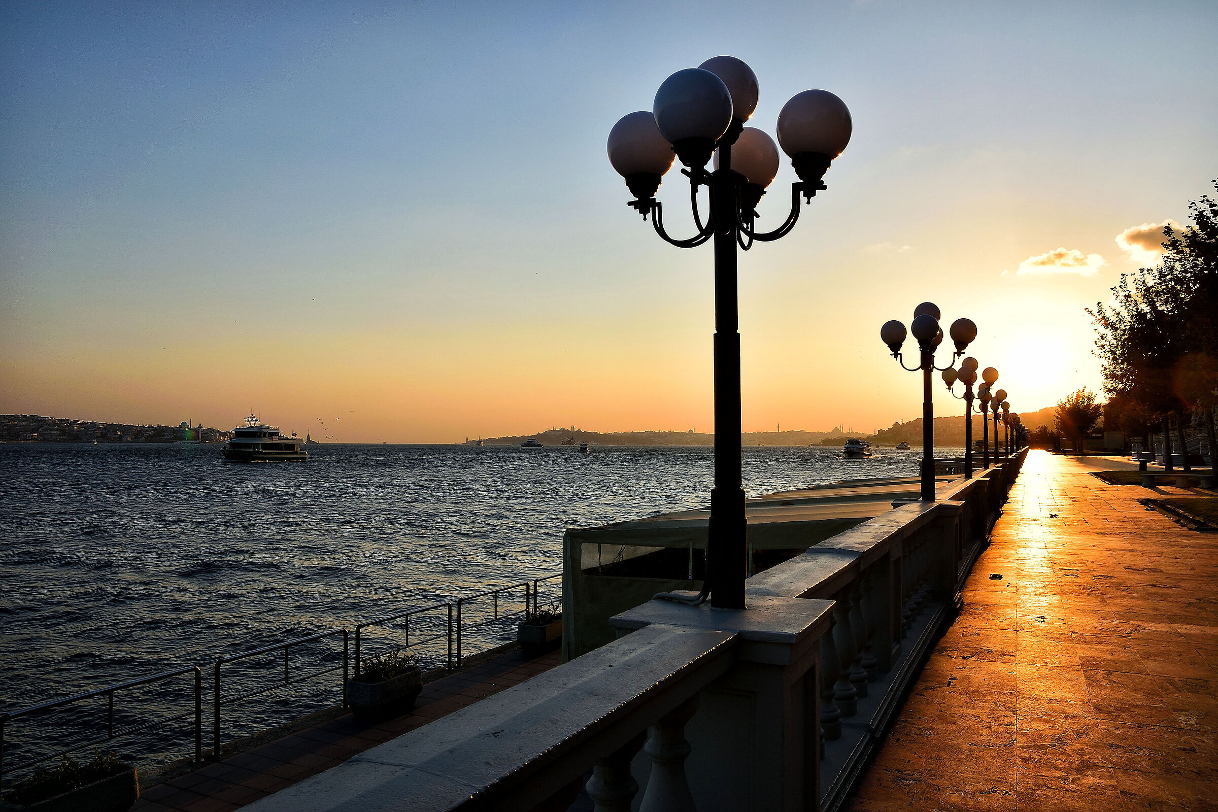 walk along the Bosphorus