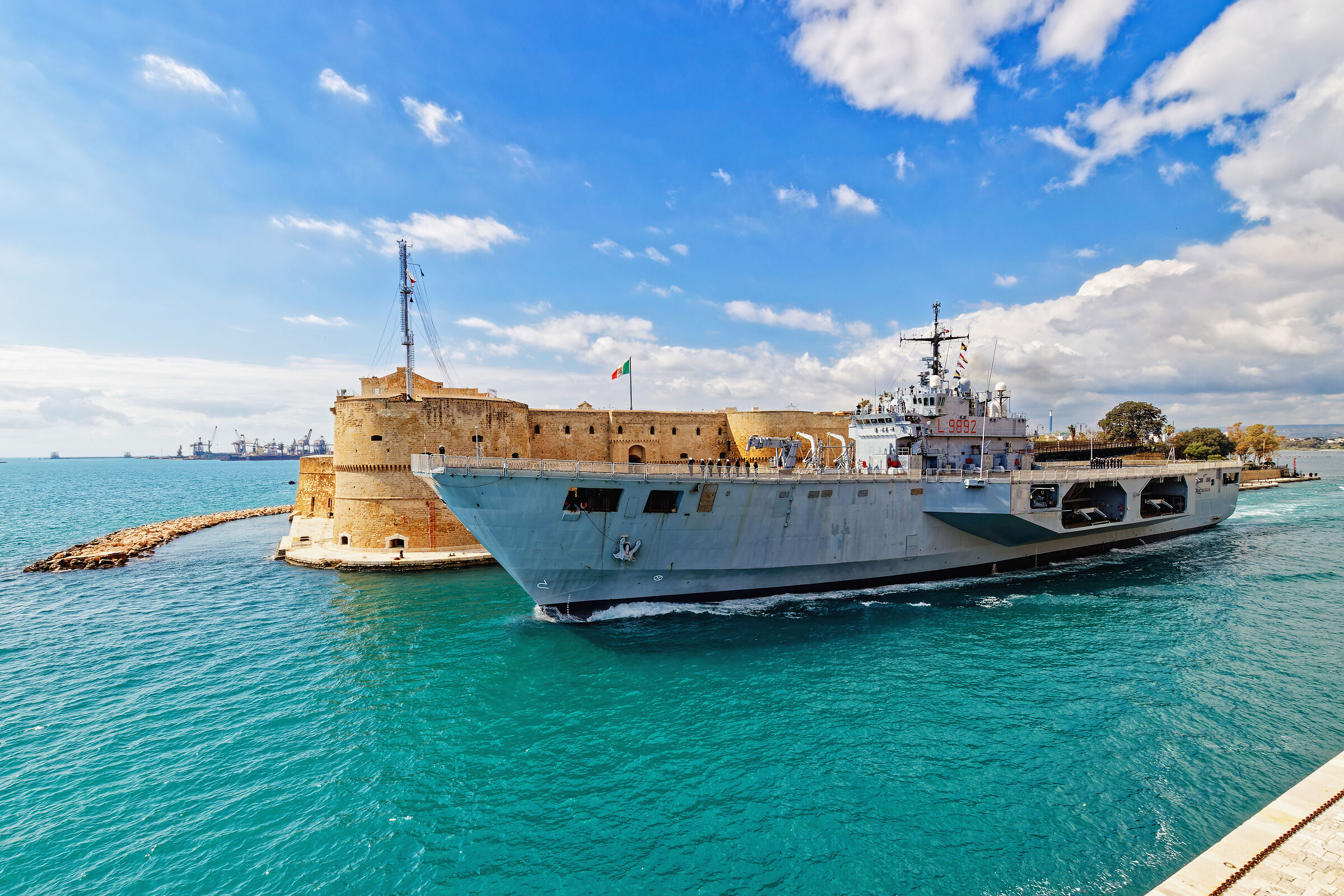 Nave San Giorgio in uscita dal canale navigabile