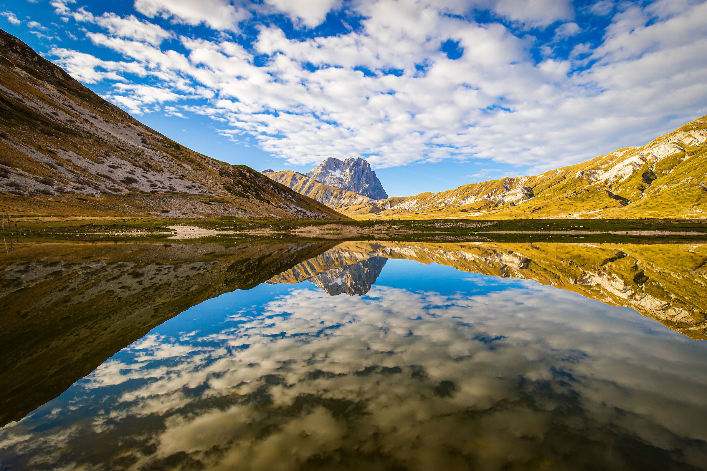 Il Corno Grande si specchia