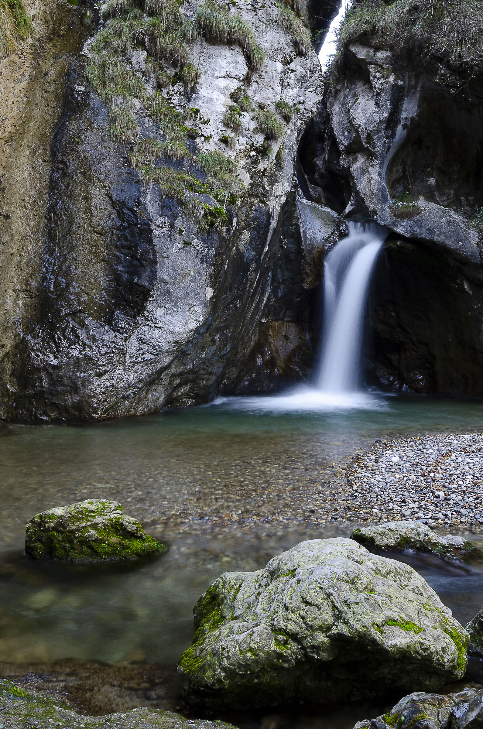 Fredda piccola cascata