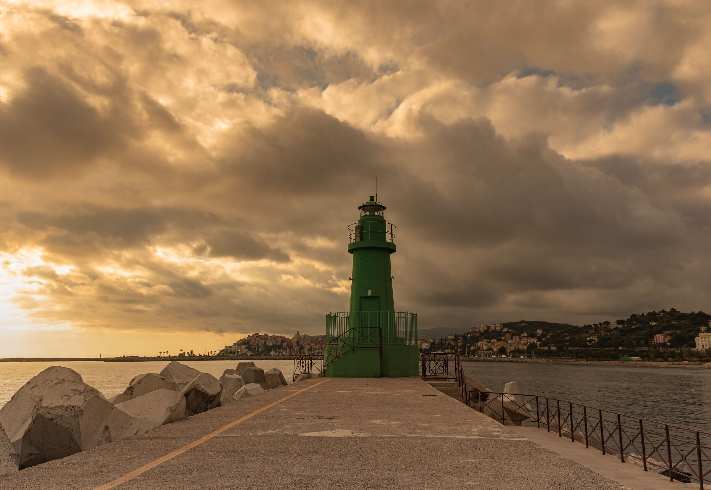 Imperia molo lungo e faro
