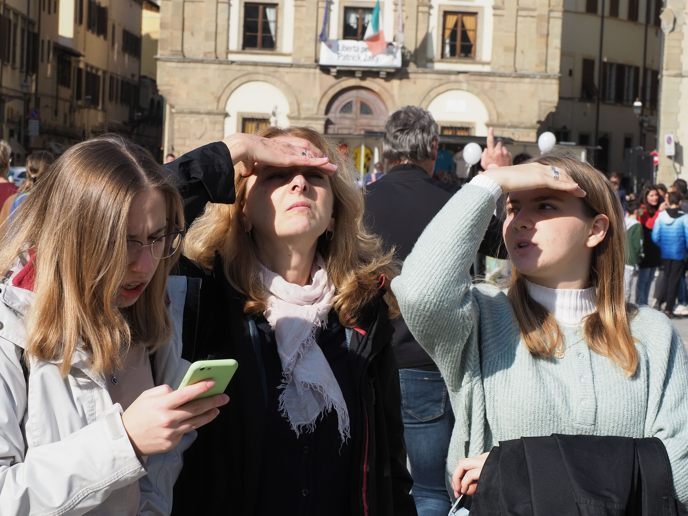 Attentive tourists ...