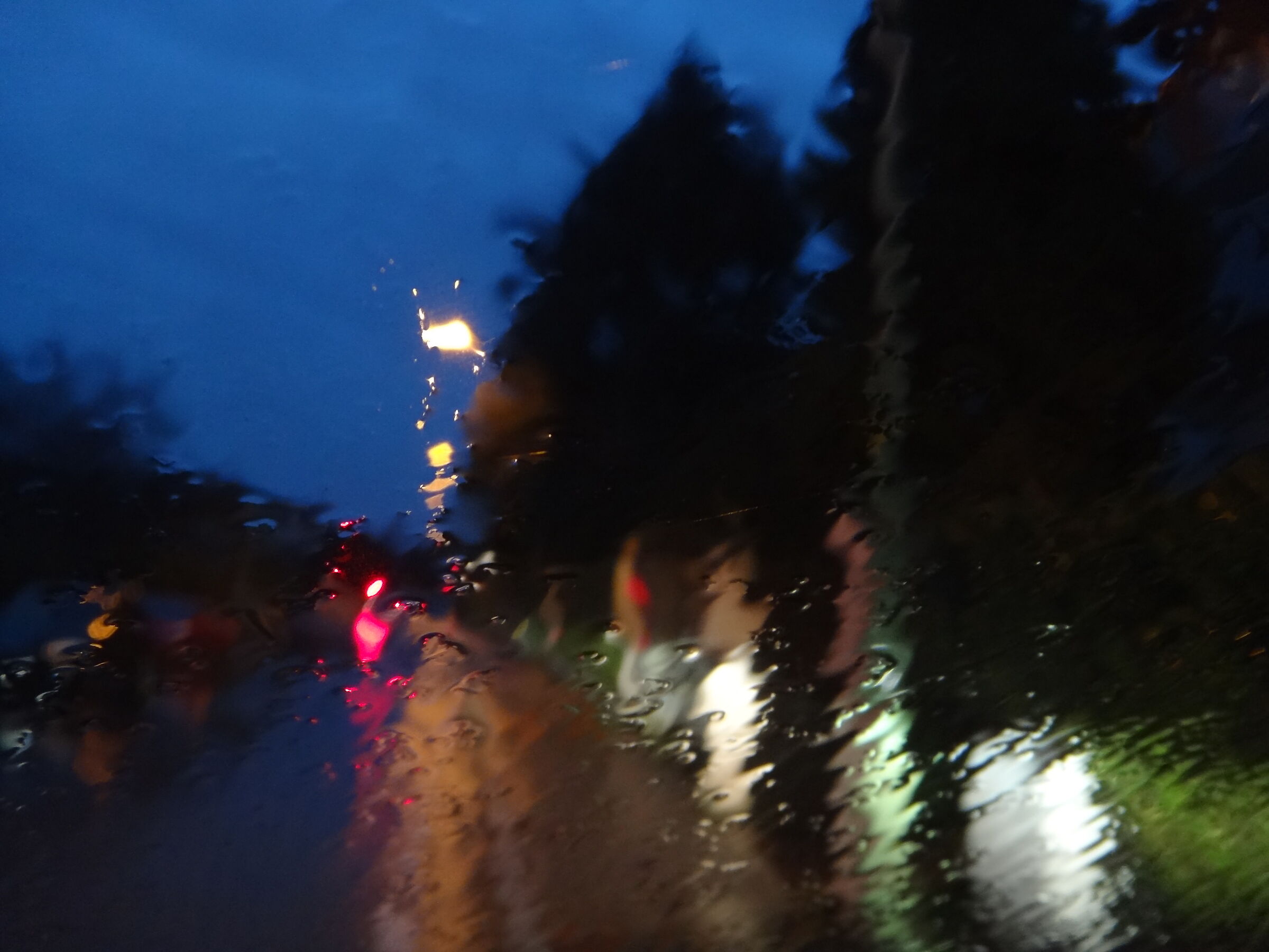 Rientro a casa in auto in una sera di pioggia