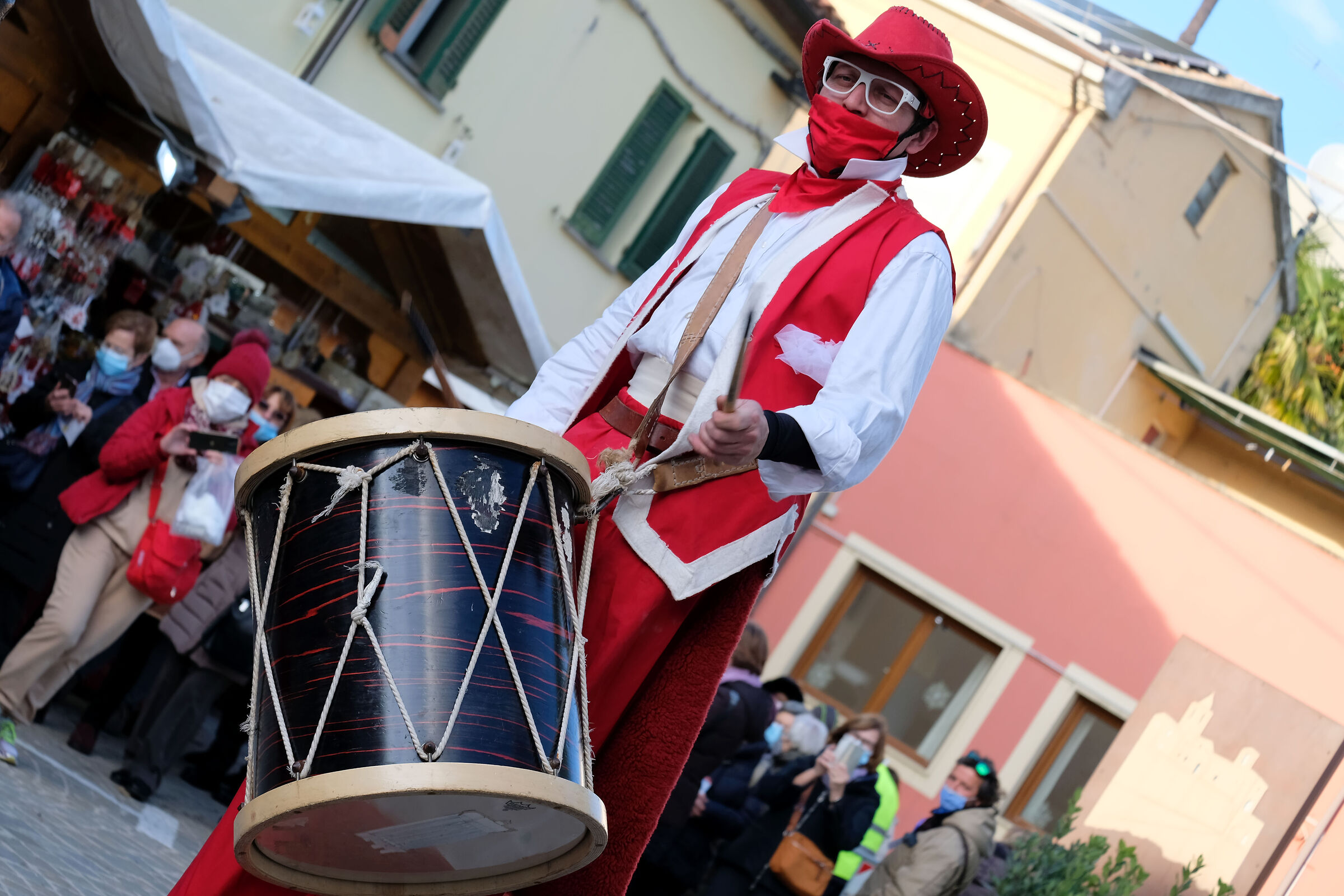 DANCES AND SOUNDS ON STILTS IN CANDELARA 1