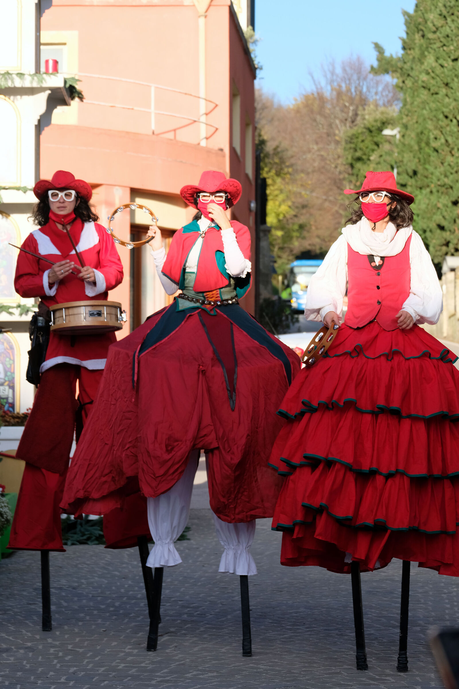 DANCES AND SOUNDS ON STILTS IN CANDELARA 3