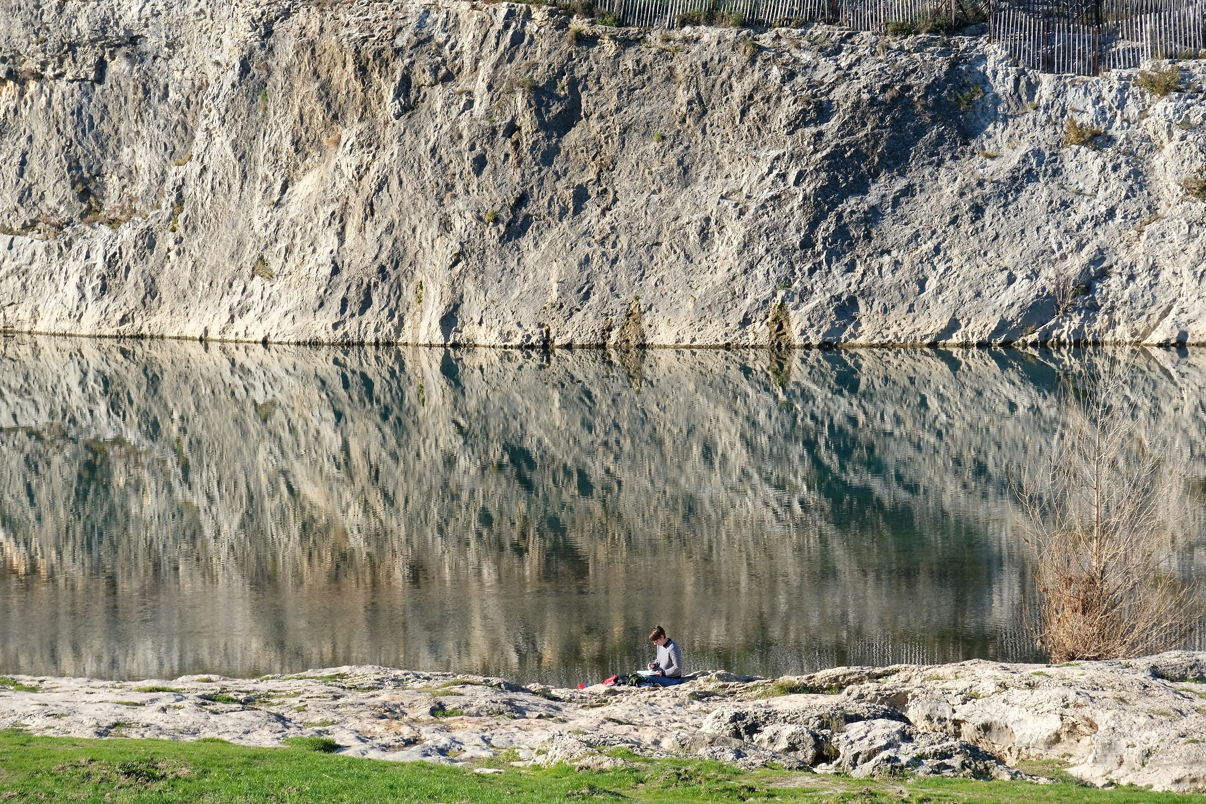 Read a book in Pont du Gard