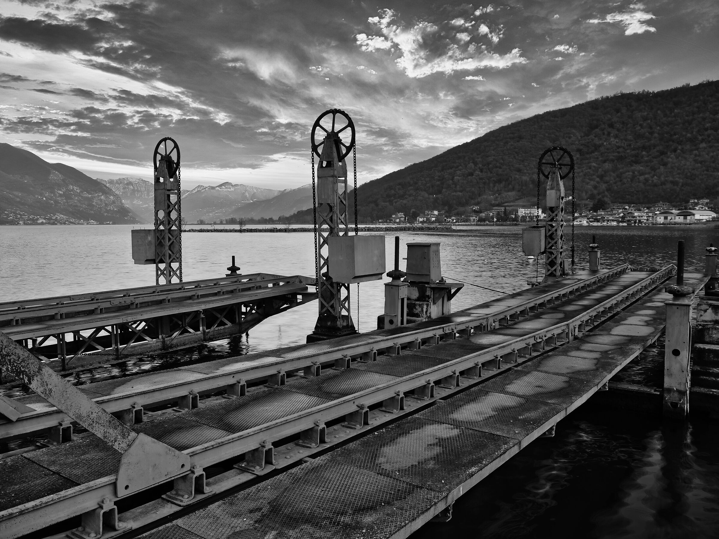 Lago d'Iseo Paratico imbarco vagoni per Lovere